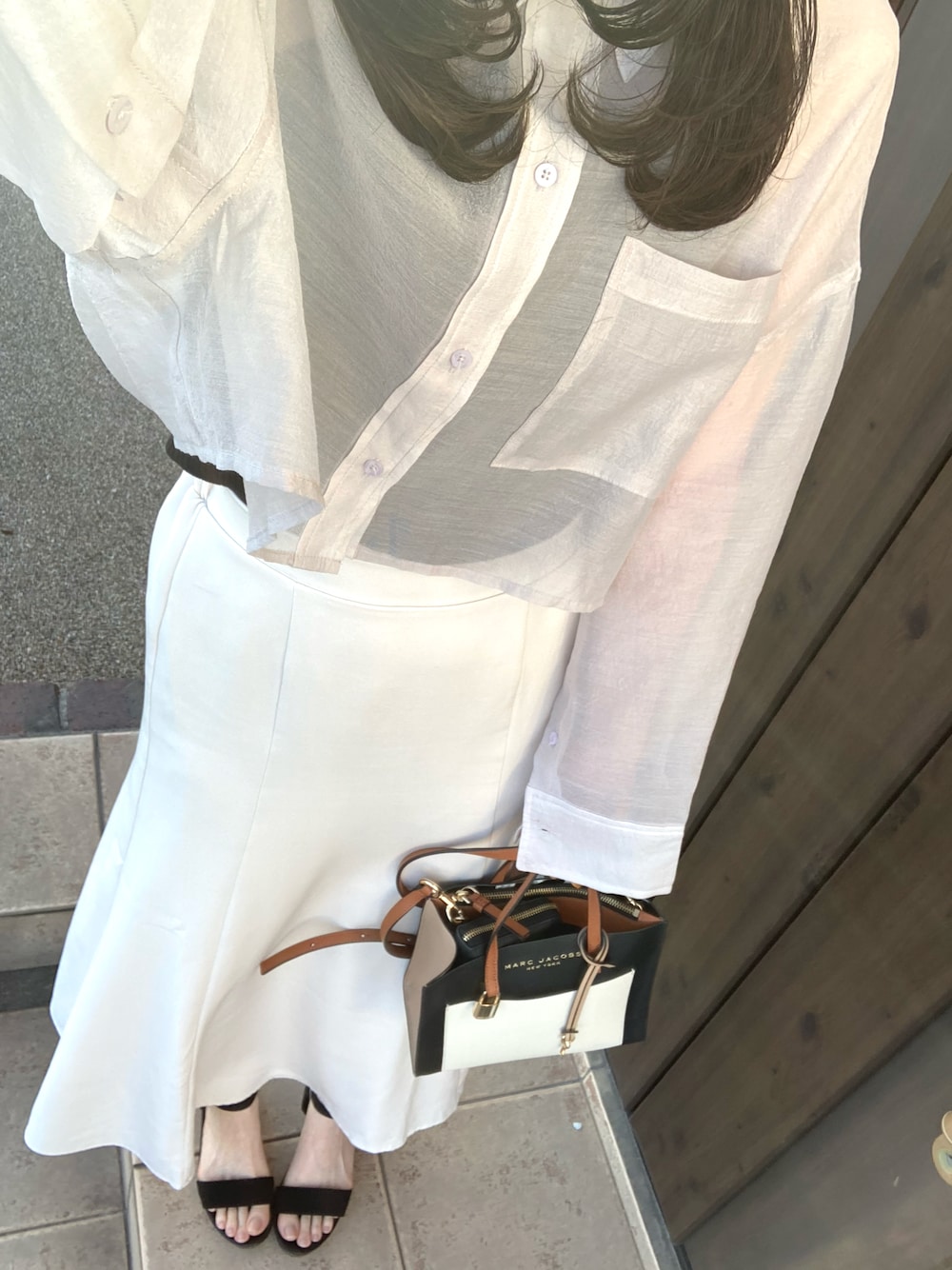 「マーメイドスカート、白、夏コーデ、大人コーデ、大人ガーリー、スカートスタイル、夏、大人ファッション」｜「MARC JACOBSのGRIND MINI COLORBLOCKED/グラインド ミニ カラーブロック トート ショルダーバッグ（トートバッグ、ブラウン系）」を使った、Nさん（レディース・164cm）の夏コーディネートの1枚目の写真