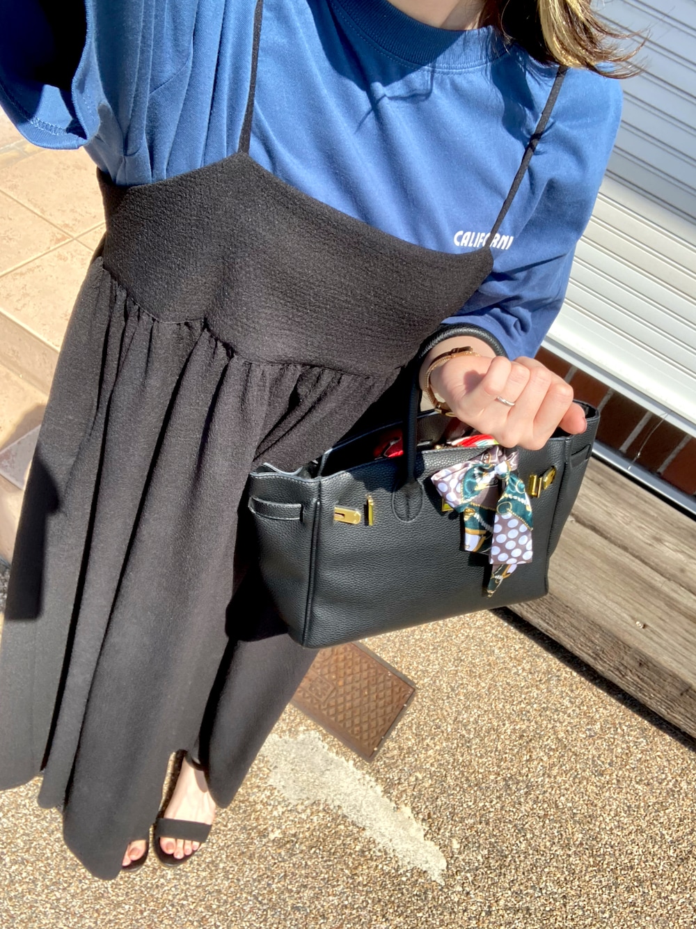 「キャミワンピ、サンダル、Tシャツ、休日スタイル、大人女子、大人かわいい、ブラックコーデ」｜「LOWRYS FARMのポコポコキャミワンピース　189533（ワンピース、ブラック系）」を使った、Nさん（レディース・164cm）の秋コーディネートの1枚目の写真