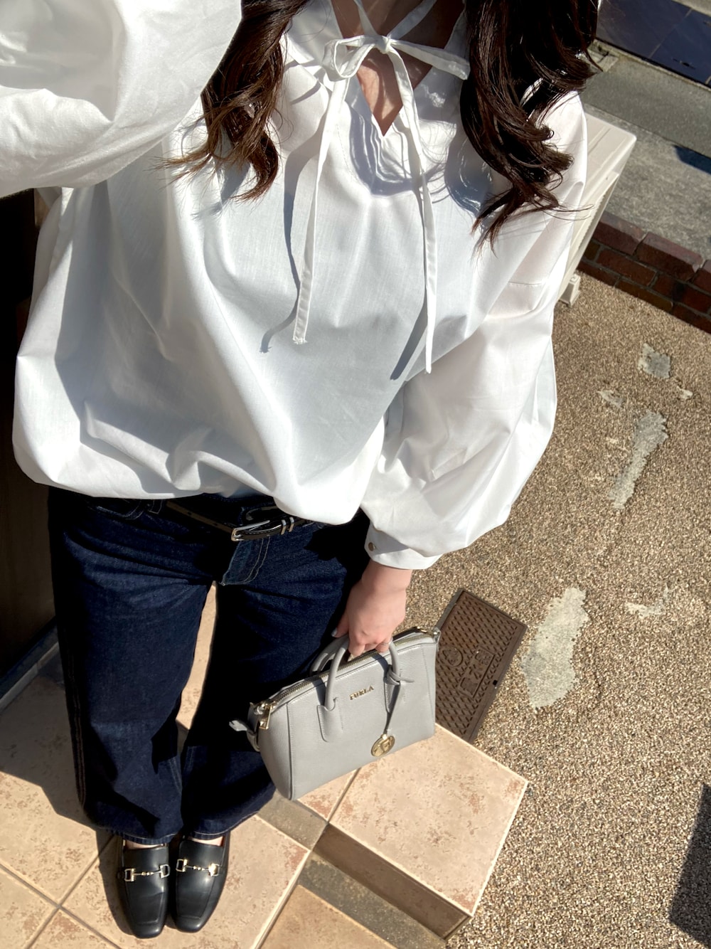 「おでかけコーデ、バギーパンツ、デニム、白シャツ、白シャツ×デニム、秋服、きれいめカジュアル、オトナ女子、キレイめ、ワイドデニム」｜「UNIQLOのアイテム（デニムパンツ、ブルー系）」を使った、Nさん（レディース・164cm）の秋コーディネートの1枚目の写真