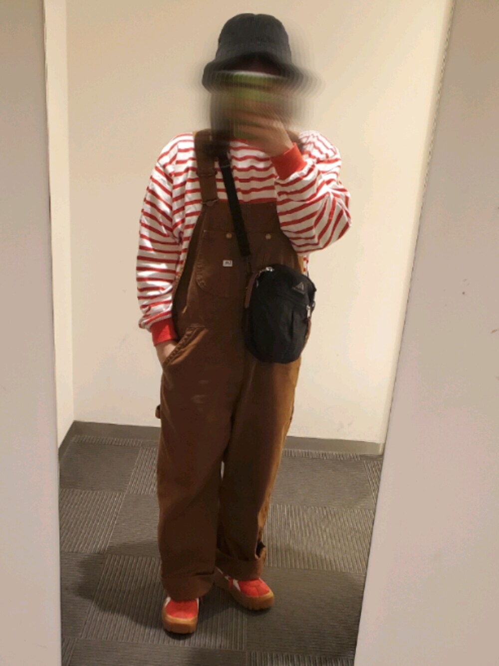 「ぽっちゃり、ぽっちゃりコーデ、ボーダー、ボーダートップス、オーバーオール、ラクチンコーデ、休日コーデ、カジュアル、カジュアルコーデ、スニーカー、バケットハット、いいね、save、フォローお願いします🤑、おしゃれさんと繋がりたい、ootd、メンズライク」｜「Onitsuka TigerのDELEGATION CHUNK（スニーカー、レッド系）」を使った、ゆまさん（レディース・162cm）の秋コーディネートの1枚目の写真