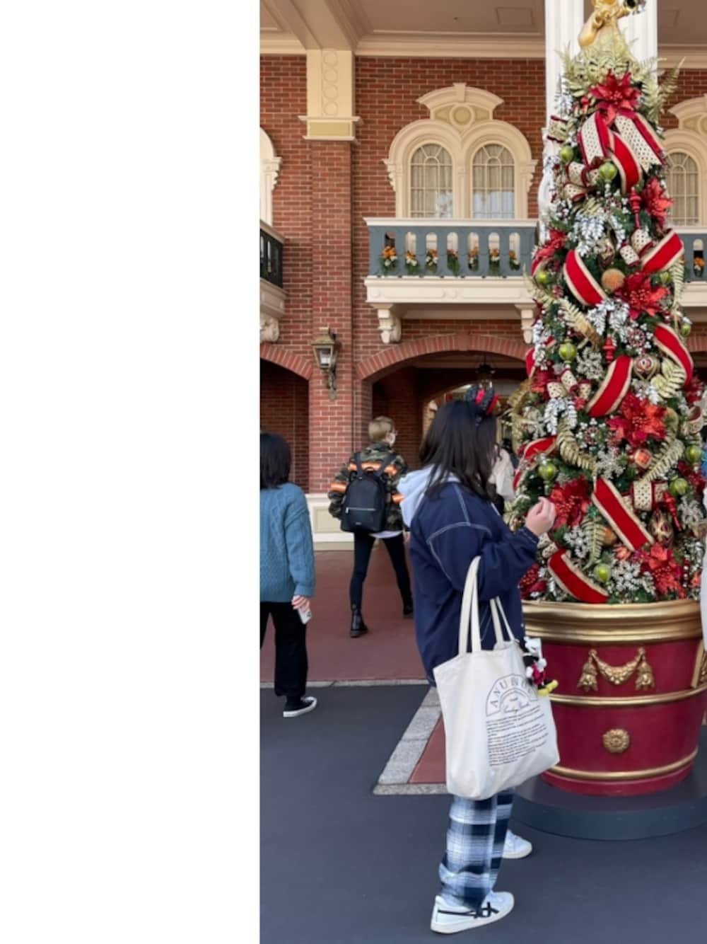 「ディズニー、ディズニーコーデ、ぽっちゃり、ぽっちゃりコーデ、いいね、save、フォローお願いします🤑、stussy、スケータースタイル、カジュアル、チェックパンツ、冬コーデ、おしゃれさんと繋がりたい、スニーカー、メンズライク、コーチジャケット、パーカー」｜「STUSSYのアイテム（スウェット、グレー系）」を使った、ゆまさん（レディース・162cm）の冬コーディネートの1枚目の写真