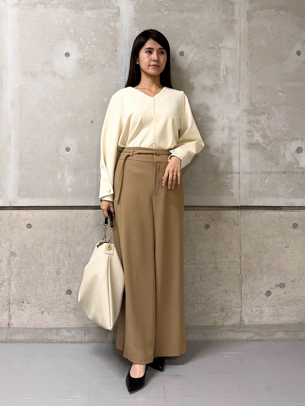 「春ファッション、カジュアルコーデ、きれいめカジュアル、ワントーンコーデ、ベージュ、ワイドパンツ、フレアパンツ、オフィスカジュアル、お出かけコーデ、休日スタイル」｜「qualiteのタックスリーブプルオーバー（シャツ/ブラウス、ホワイト系）」を使った、はしもとまゆさん（レディース・155cm）の冬コーディネートの1枚目の写真