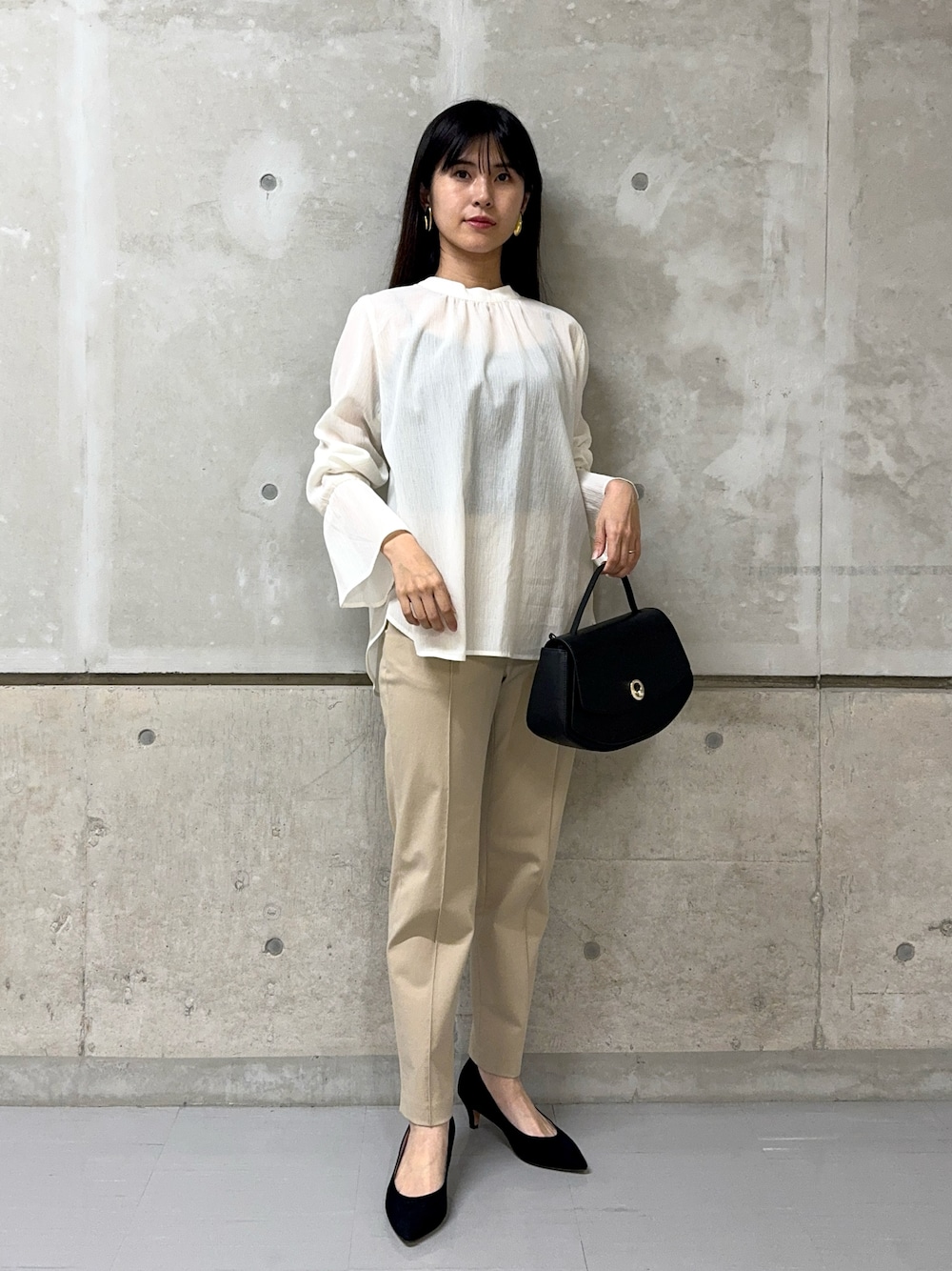 「春ファッション、カジュアルコーデ、きれいめカジュアル、春カラー、お出かけコーデ、ワントーンコーデ、ベージュ、シアートップス、白ブラウス、パンツスタイル、オフィスカジュアル、キレイめカジュアル、qualite、LOWELL things」｜「qualiteの【セットアップ対応】トリコットストレッチパンツ（スラックス、ベージュ系）」を使った、はしもとまゆさん（レディース・155cm）の冬コーディネートの1枚目の写真
