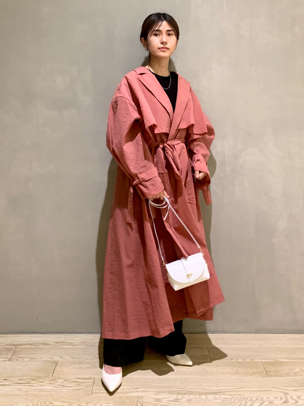 「Rougevif、rougeviflacle、ルージュヴィフ、ルージュ･ヴィフ ラクレ(Rouge vif la cle)、カラー×コーデ、ピンク、春服、きれいめカジュアル、シンプルコーデ、大人コーデ、ゆるコーデ、シアートレンチ、トレーナー、低身長コーデ、ボリューム袖」｜「Rouge vifの【アンサンブル対応】ワイドリブプルオーバー（ニット/セーター、ブラック系）」を使った、はしもとまゆさん（レディース・155cm）の春コーディネートの1枚目の写真