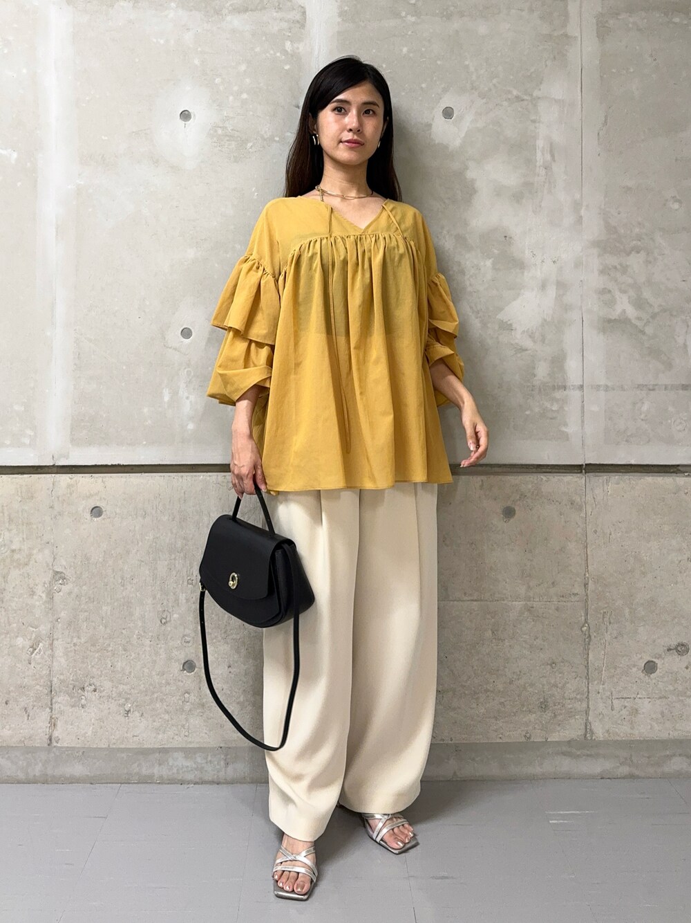 「春夏コーデ、休日スタイル、お出かけコーデ、春色、ショルダーバッグ、ブラウス、デートコーデ、フリル、ワイドパンツ、カリテ(qualite)、カリテスケープ、LOWELL things、アバハウス、低身長コーデ、旅行」｜「qualiteの【通勤/オケージョン】セットアップ対応2タックストレートパンツ（スラックス、ホワイト系）」を使った、はしもとまゆさん（レディース・155cm）の春コーディネートの1枚目の写真