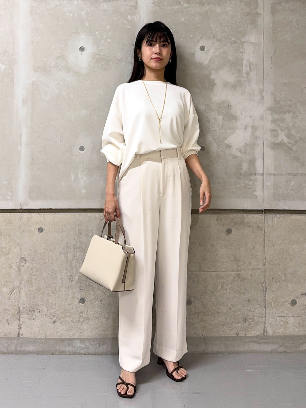 「春のNewスタイル、春ファッション、おでかけコーデ、シンプルスタイル、ホワイトコーデ、ホワイトパンツ、白シャツ、シンプルコーデ、カリテ(qualite)、カリテスケープ」｜「qualiteの【セットアップ対応】マットサテンストレートパンツ（スラックス、ホワイト系）」を使った、はしもとまゆさん（レディース・155cm）の春コーディネートの1枚目の写真