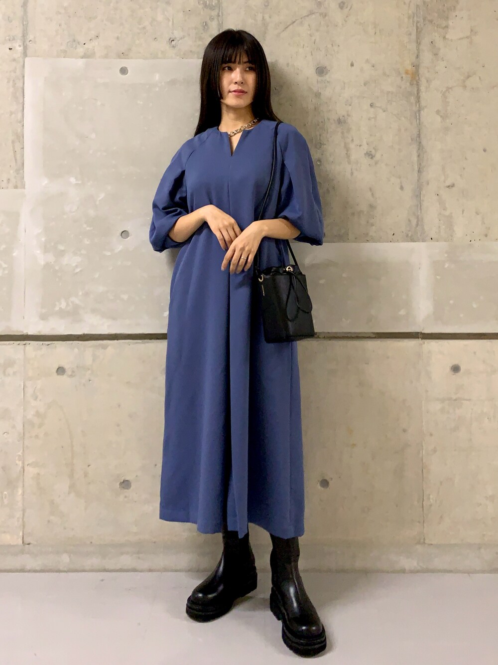 「新星WEARISTAにエントリー、クリスマスに着たい服、お出かけコーデ、きれいめカジュアル、ショルダーバッグ、ブーツ、冬コーデ、ブルー、ワンピース、モード、カジュアルコーデ、低身長コーデ、キレイめコーデ、サイドゴアブーツ、ロングブーツ」｜「qualiteのボックスプリーツワンピース（ワンピース、グリーン系）」を使った、はしもとまゆさん（レディース・155cm）の冬コーディネートの1枚目の写真