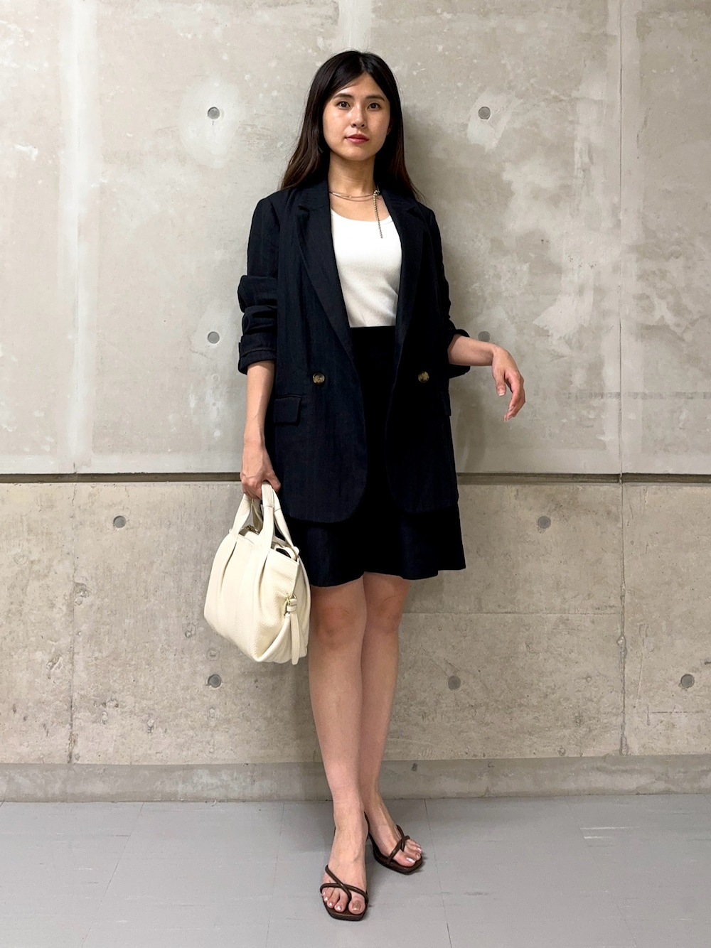「大人カジュアル、セットアップ、モノトーン、お出かけコーデ、ショートパンツ、デートコーデ、オトナ女子、きれいめカジュアル、休日スタイル、春、ジャケットスタイル、オフィスカジュアル、ジャケット、サンダル、カリテ(qualite)」｜「qualiteのウォッシャブル2WAYタンクトップ（タンクトップ、ホワイト系）」を使った、はしもとまゆさん（レディース・155cm）の春コーディネートの1枚目の写真