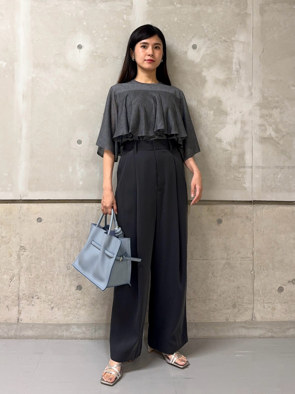 「春服コーデ、休日スタイル、セットアップ、モノトーン、お出かけコーデ、オトナカジュアル、シンプルスタイル、きれいめカジュアル、オフィスカジュアル、オフィススタイル、パンツスタイル、カリテ(qualite)、LOWELL things、夏コーデ、サマーニット」｜「qualiteのラメフレアニットプルオーバー（ニット/セーター、グレー系）」を使った、はしもとまゆさん（レディース・155cm）の春コーディネートの1枚目の写真