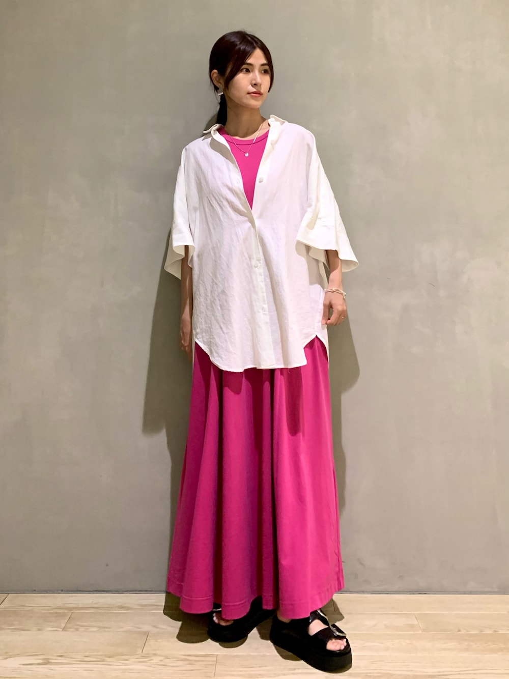「ルージュヴィフ、ルージュ･ヴィフ ラクレ(Rouge vif la cle)、Rougevif、Rouge vif la cle(Rouge vif la cle)、厚底サンダル、きれいめカジュアル、夏コーデ、ロングワンピース、ビタミンカラー、リネンシャツ、ラクチンコーデ、ピンク、夏ワンピース、155cm、大人かわいい」｜「MARIHAの【MARIHA】別注Ancent Memories Zeus（ネックレス、シルバー系）」を使った、はしもとまゆさん（レディース・155cm）の夏コーディネートの1枚目の写真