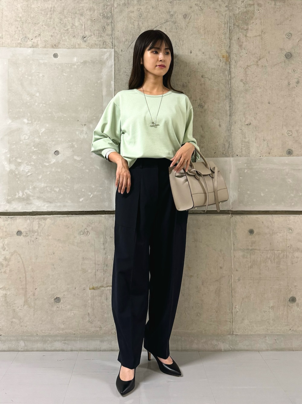 「春ファッション、春カラー、きれいめカジュアル、カジュアルコーデ、グリーン、パステルカラー、パンツスタイル、パンツコーデ、お出かけコーデ、オフィスカジュアル」｜「qualiteのレイヤードストレッチニット（ニット/セーター、グリーン系）」を使った、はしもとまゆさん（レディース・155cm）の冬コーディネートの1枚目の写真