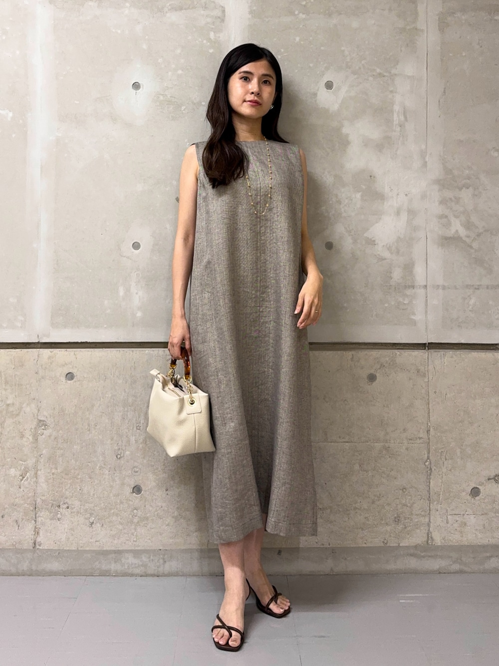 「春のNewスタイル、春ファッション、おでかけコーデ、シンプルスタイル、大人かわいい、ワンピース、カリテ(qualite)、シンプルコーデ、サンダル」｜「qualiteのラメリネンワンピース（ワンピース、グレー系）」を使った、はしもとまゆさん（レディース・155cm）の春コーディネートの1枚目の写真