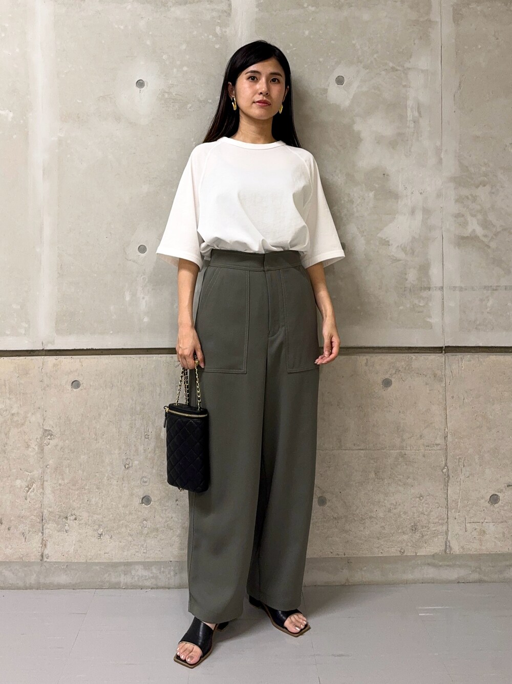「お出かけコーデ、休日スタイル、春服コーデ、大人カジュアル、きれいめカジュアル、カーゴパンツ、Tシャツ、白Tシャツ、カリテ(qualite)、カリテスケープ、サンダル、パンツスタイル、カーキ、公園、夏コーデ」｜「qualiteのドライカルゼアウトポケットパンツ（その他パンツ、グリーン系）」を使った、はしもとまゆさん（レディース・155cm）の春コーディネートの1枚目の写真