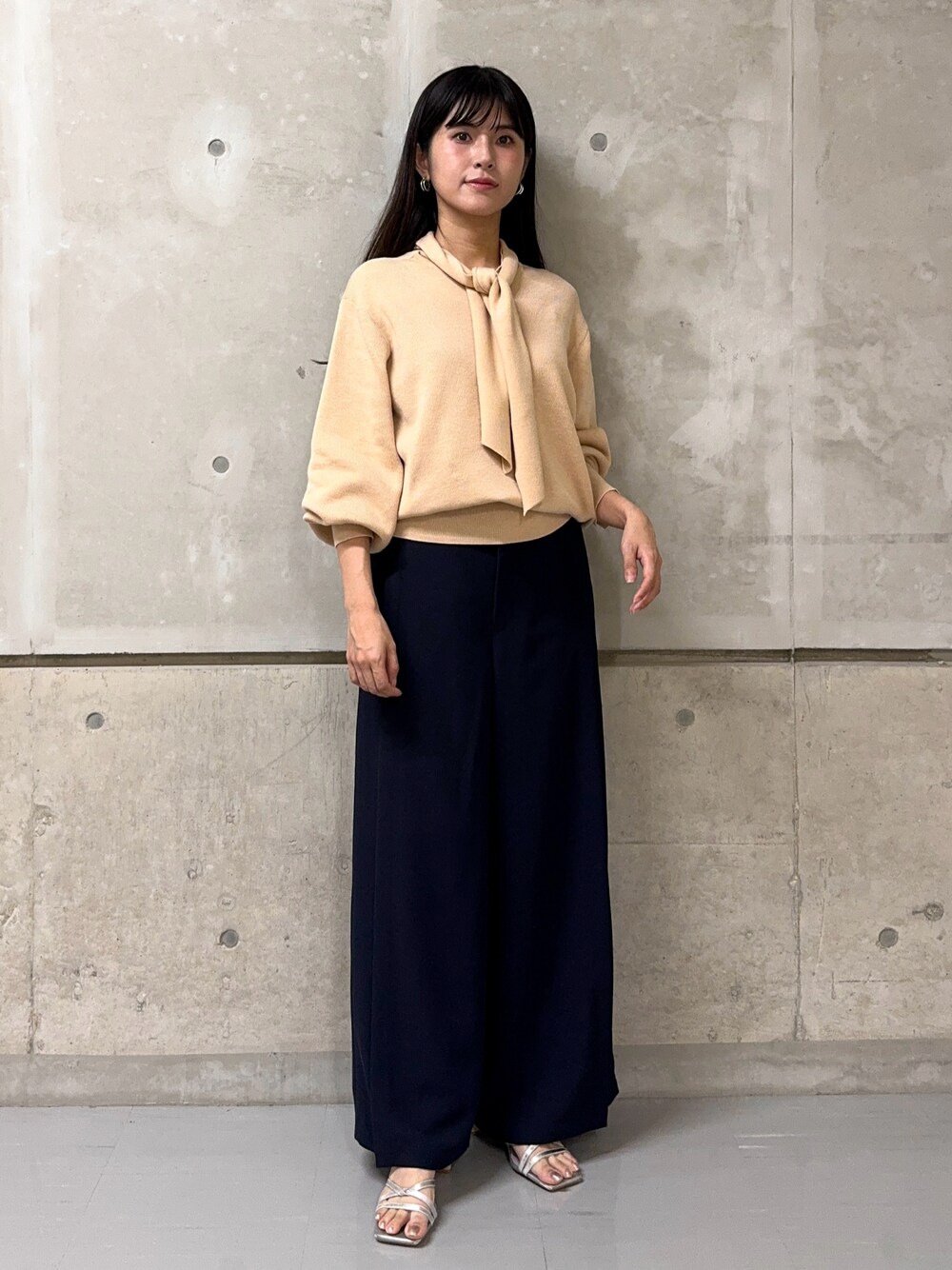 「似合うラボに行こう、オトナカジュアル、シンプルスタイル、お出かけコーデ、春、春色、低身長コーデ、オフィスカジュアル、ボウタイニット、ボウタイ、ワイドパンツ、qualite、カリテ(qualite)、春ニット、お花見コーデ」｜「qualiteの2WAYボータイニット（ニット/セーター、オレンジ系）」を使った、はしもとまゆさん（レディース・155cm）の冬コーディネートの1枚目の写真