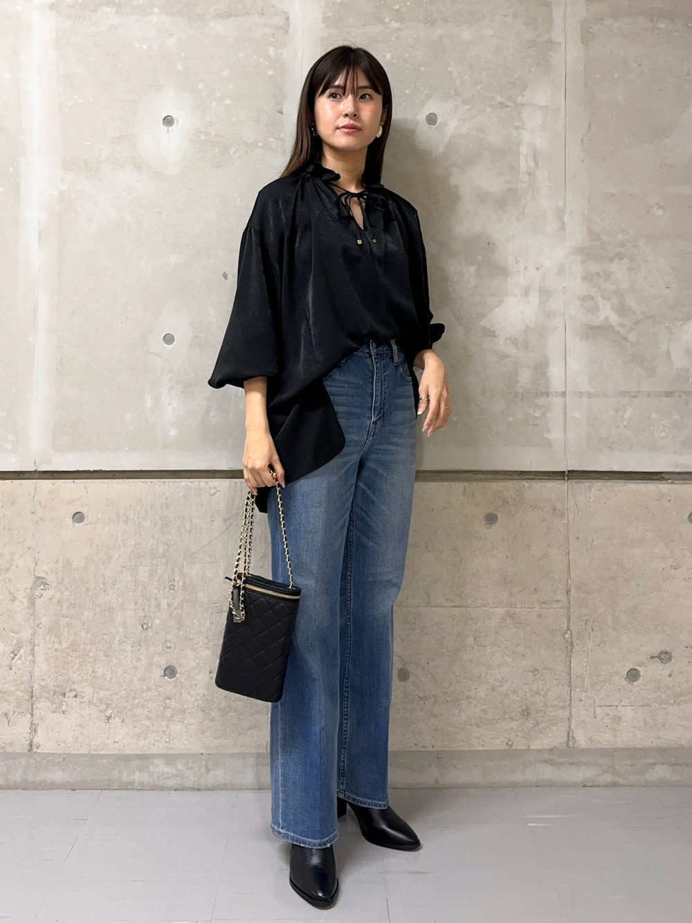 「似合うラボに行こう、春ファッション、カジュアルコーデ、きれいめカジュアル、大人かわいい、お出かけコーデ、デニム、フレアデニム、HEALTHY DENIM、黒ブラウス、フリルブラウス、キルティングバッグ、ブラック、おでかけコーデ」｜「Healthy denimのHealthy DENIM　Lotus（デニムパンツ、ブルー系）」を使った、はしもとまゆさん（レディース・155cm）の冬コーディネートの1枚目の写真