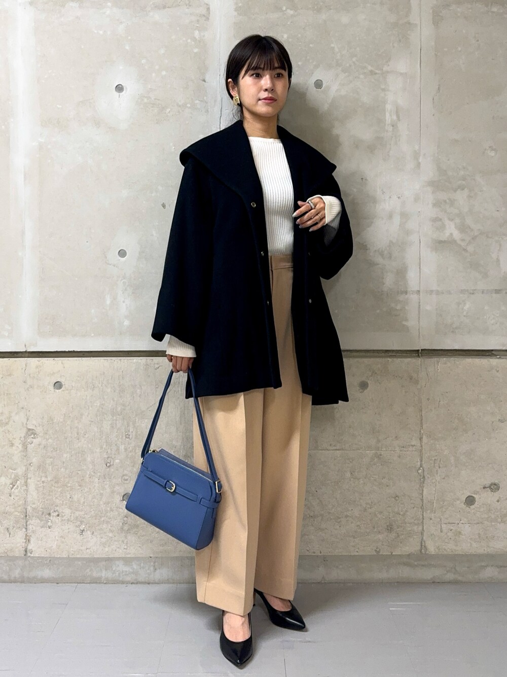 「新星WEARISTAにエントリー、クリスマスに着たい服、クリスマスコーデ、カジュアルコーデ、オトナカジュアル、冬服、冬コーデ、お出かけコーデ、コート、きれいめカジュアル、ショルダーバッグ、オフィスカジュアル、低身長コーデ、低身長、シンプルコーデ」｜「qualiteのシームレスボートネックニット（ニット/セーター、ホワイト系）」を使った、はしもとまゆさん（レディース・155cm）の冬コーディネートの1枚目の写真