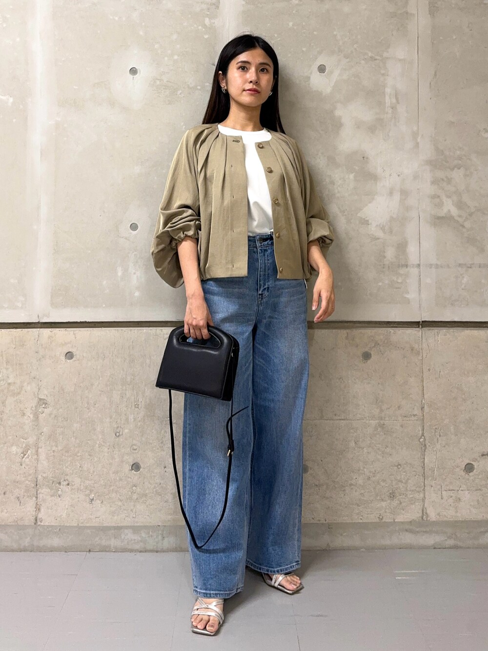 「春のNewスタイル、春ファッション、おでかけコーデ、休日スタイル、ジャネット、デニム、デニムパンツ、カーキ、カリテ(qualite)、HEALTHY DENIM」｜「qualiteの【セットアップ対応】レーヨンストレッチクルーネックニット（ニット/セーター、ホワイト系）」を使った、はしもとまゆさん（レディース・155cm）の春コーディネートの1枚目の写真
