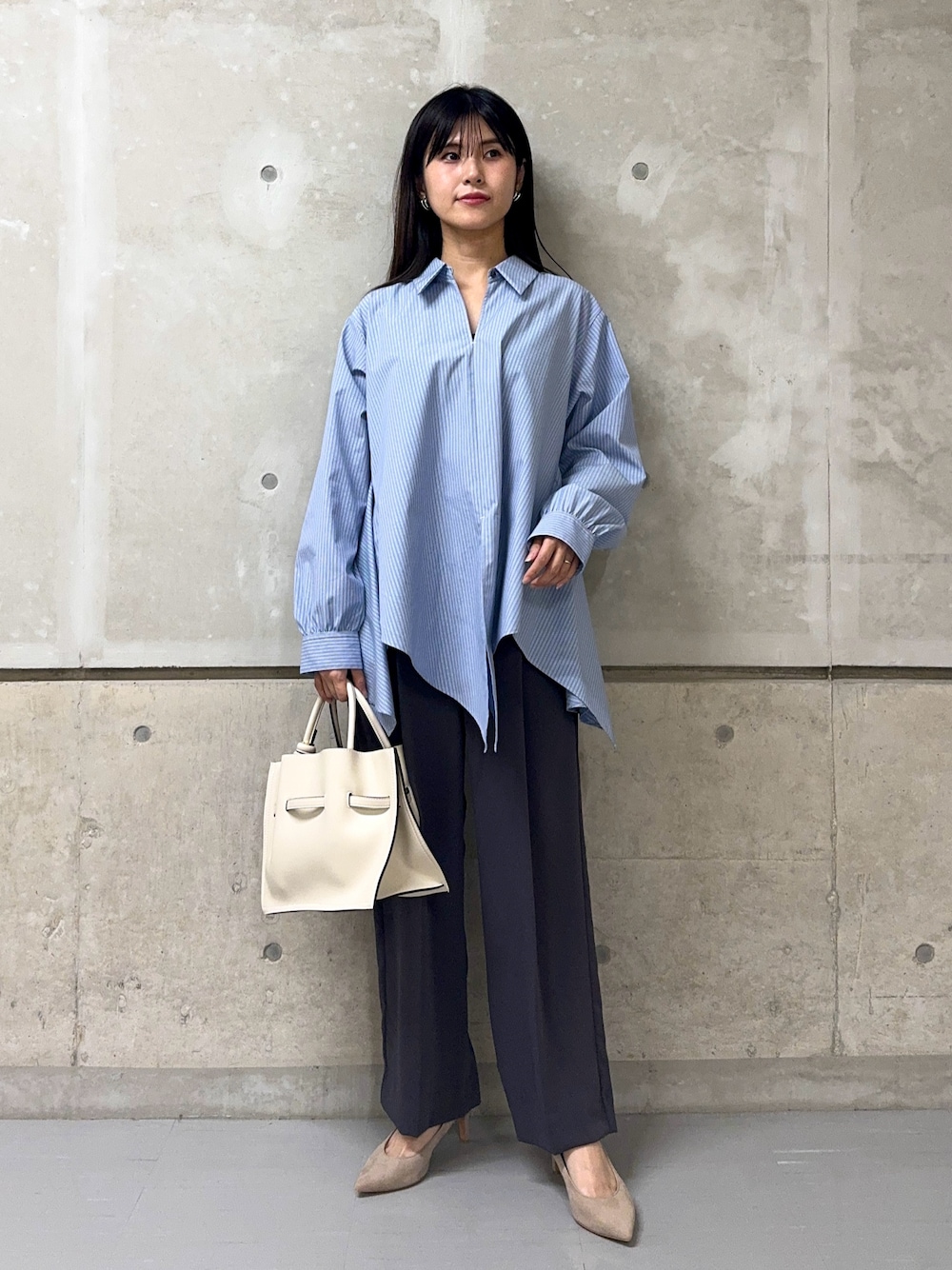 「春のNewスタイル、春ファッション、おでかけコーデ、シンプルスタイル、シャツスタイル、シャツ、大人カジュアル、パンツスタイル、オフィスカジュアル、カリテ(qualite)、春バッグ」｜「LOWELL thingsのSwell/2WAYギャザーオープントートBAG mini/ホーボーバッグ（ハンドバッグ、ホワイト系）」を使った、はしもとまゆさん（レディース・155cm）の春コーディネートの1枚目の写真
