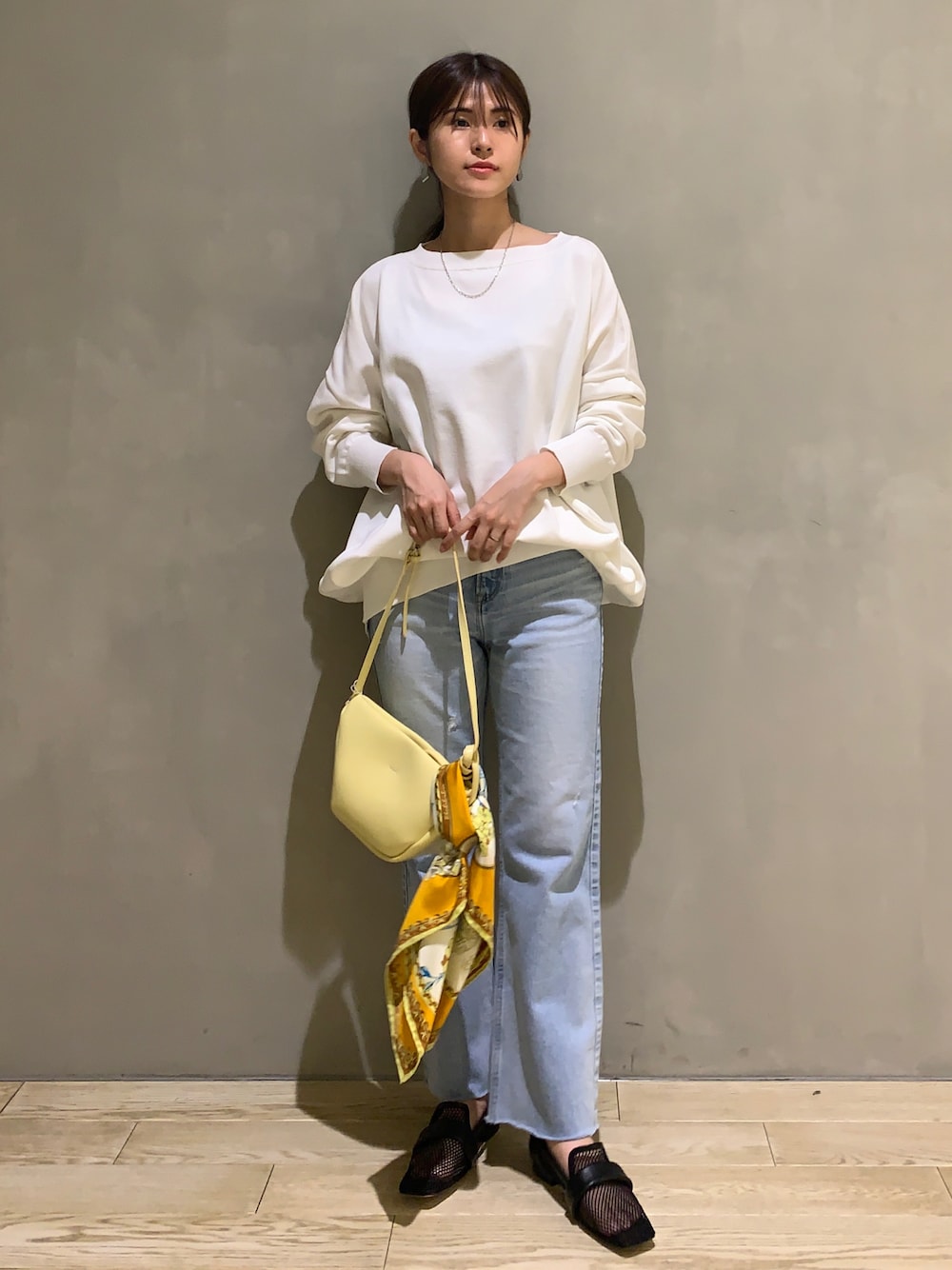 「ルージュヴィフ、ルージュ･ヴィフ ラクレ(Rouge vif la cle)、Rougevif、rougeviflacle、ラルート、LAROUTE、春服みてみて、春コーデ、オトナカジュアル、カジュアル、デニム、フレアパンツ、今日のコーデ、低身長コーデ、デニムコーデ」｜「Rouge vifのｸﾙｰﾈｯｸｵｰﾊﾞｰﾌﾟﾙｵｰﾊﾞｰ（ニット/セーター、ホワイト系）」を使った、はしもとまゆさん（レディース・155cm）の春コーディネートの1枚目の写真
