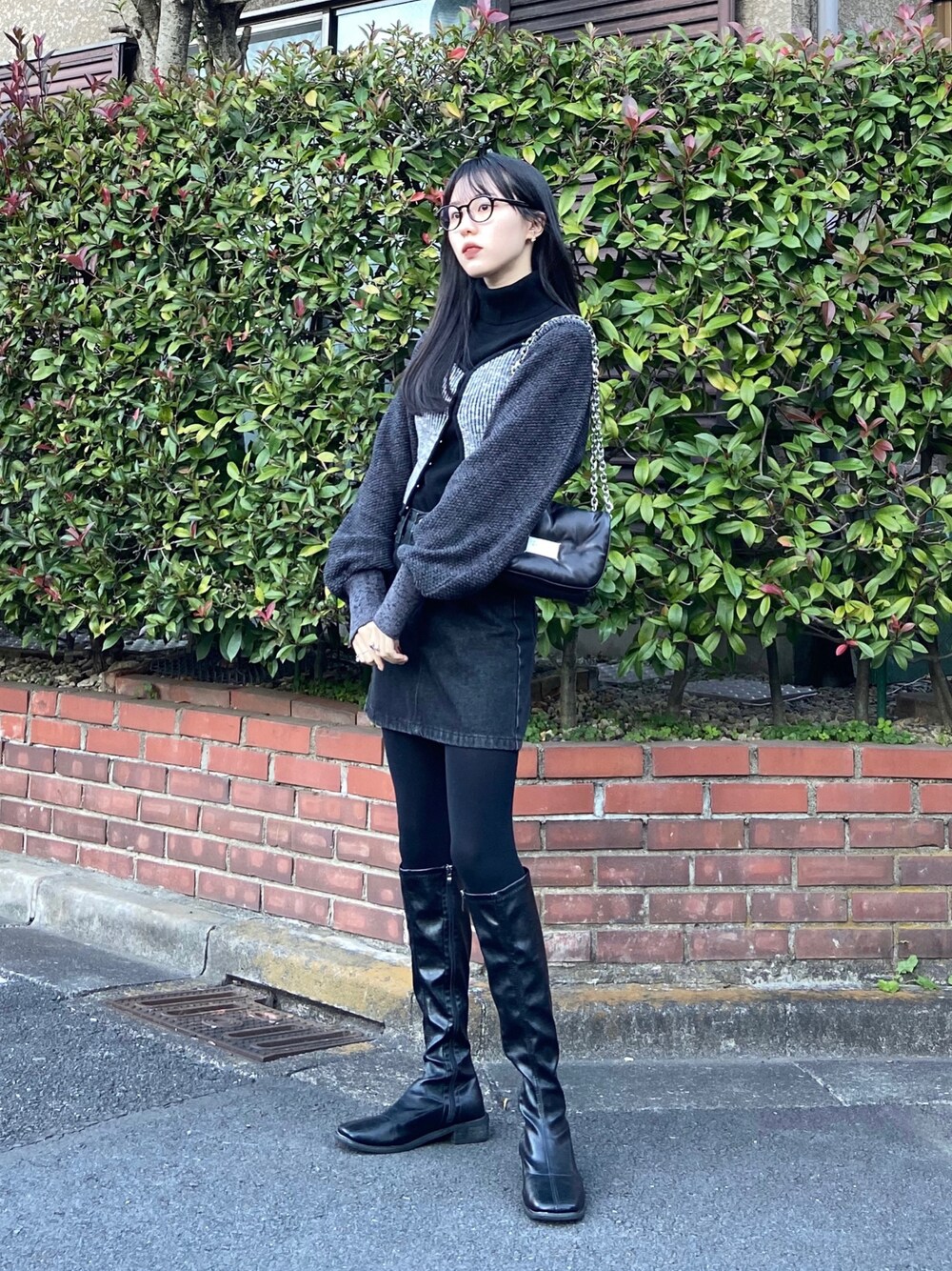 「ブーツ、ミニスカート、冬コーデ、モノトーン、タートルネック、大人カジュアル、休日スタイル、モード、メガネ女子、ユニクロ、カーディガン」｜「UNIQLOのカシミヤタートルネックセーター（長袖）（ニット/セーター、ブラック系）」を使った、りゃんさん（レディース・161cm）の冬コーディネートの1枚目の写真