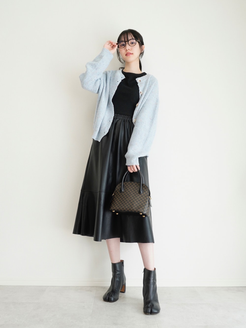 「カーディガン、レザースカート、きれいめカジュアル、メガネ女子、秋コーデ、だから秋服が好き、休日スタイル、meemselect」｜「me+em selectのラインエコレザーギャザースカート（スカート、ブラック系）」を使った、りゃんさん（レディース・161cm）の秋コーディネートの1枚目の写真