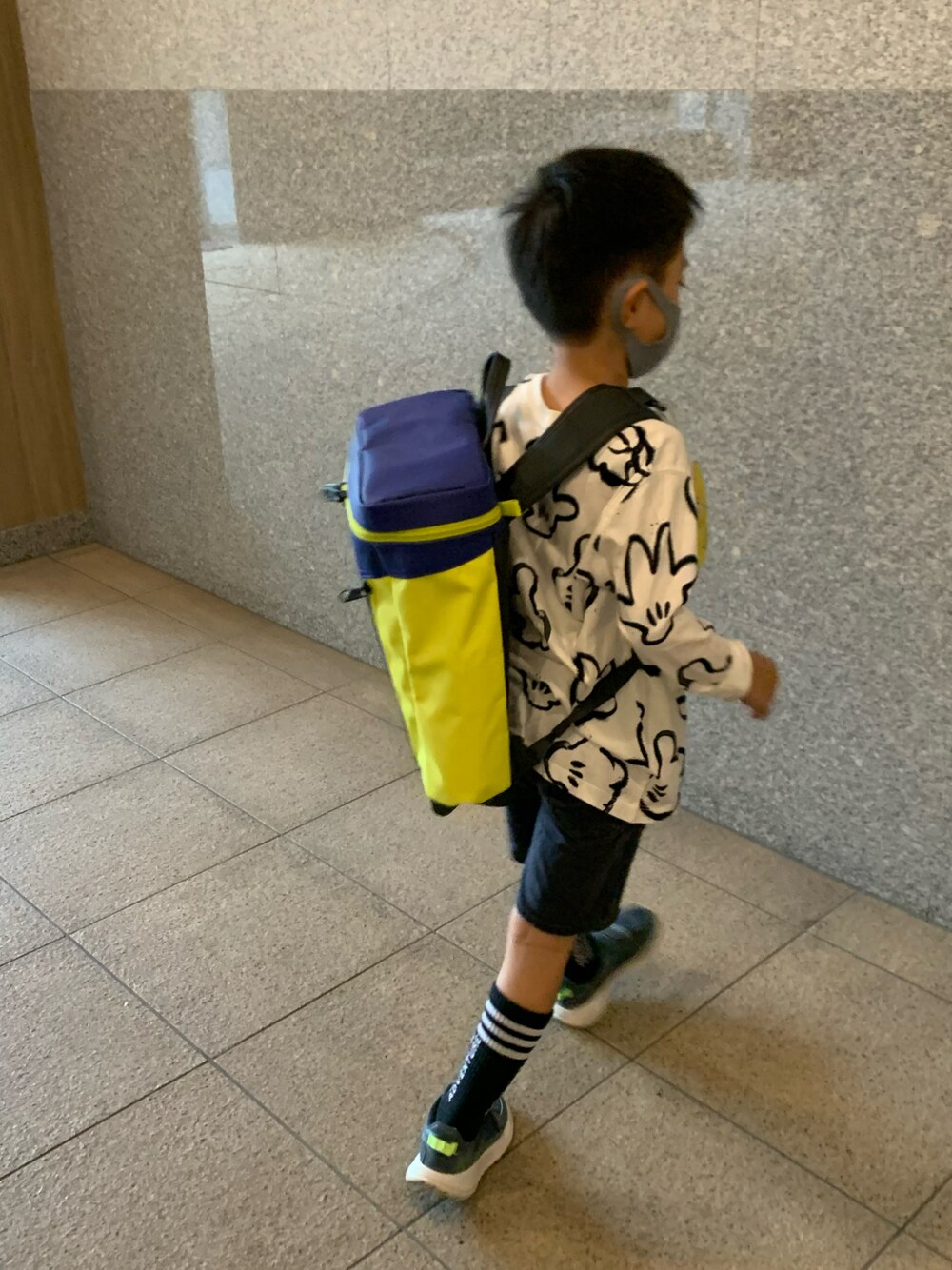 「小１男子、キッズコーデ、７歳男の子、7歳、リュックスタイル、THE NORTH FACE、ザラキッズ、ZARA KIDS」｜「ZARA KIDSのアイテム（Tシャツ/カットソー、ホワイト系）」を使った、ponta2014さん（キッズ・120cm）の秋コーディネートの1枚目の写真