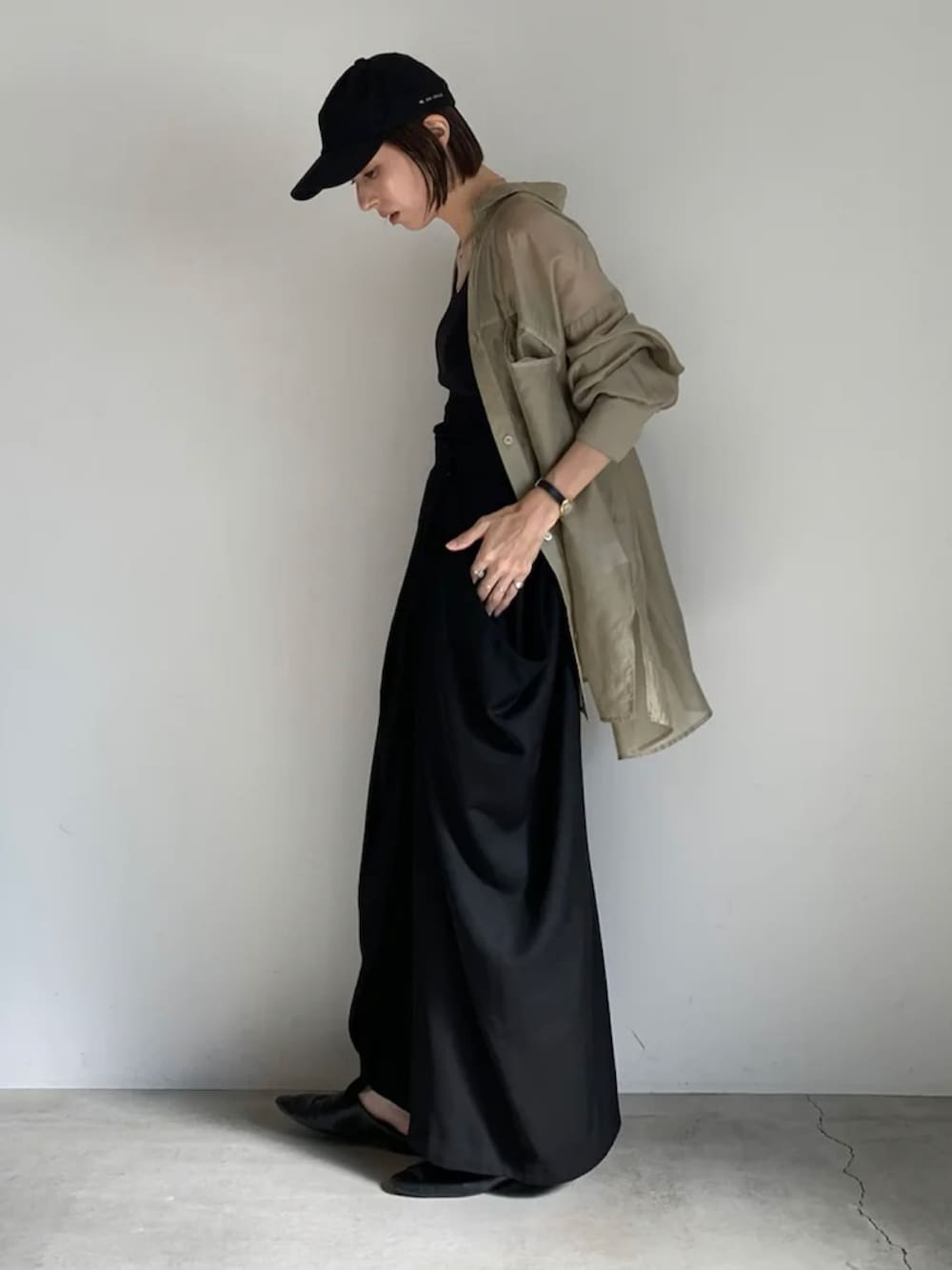 グリーン系のシャツ/ブラウスを着用したレディースの秋コーディネートの1枚目の写真