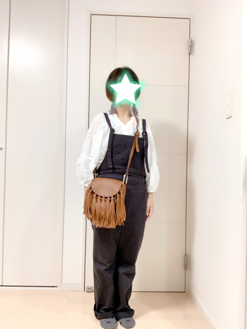 グレー系のサロペット/オーバーオール、ブラウン系のショルダーバッグ、シルバー系のその他シューズを着用したレディースの夏コーディネートの1枚目の写真