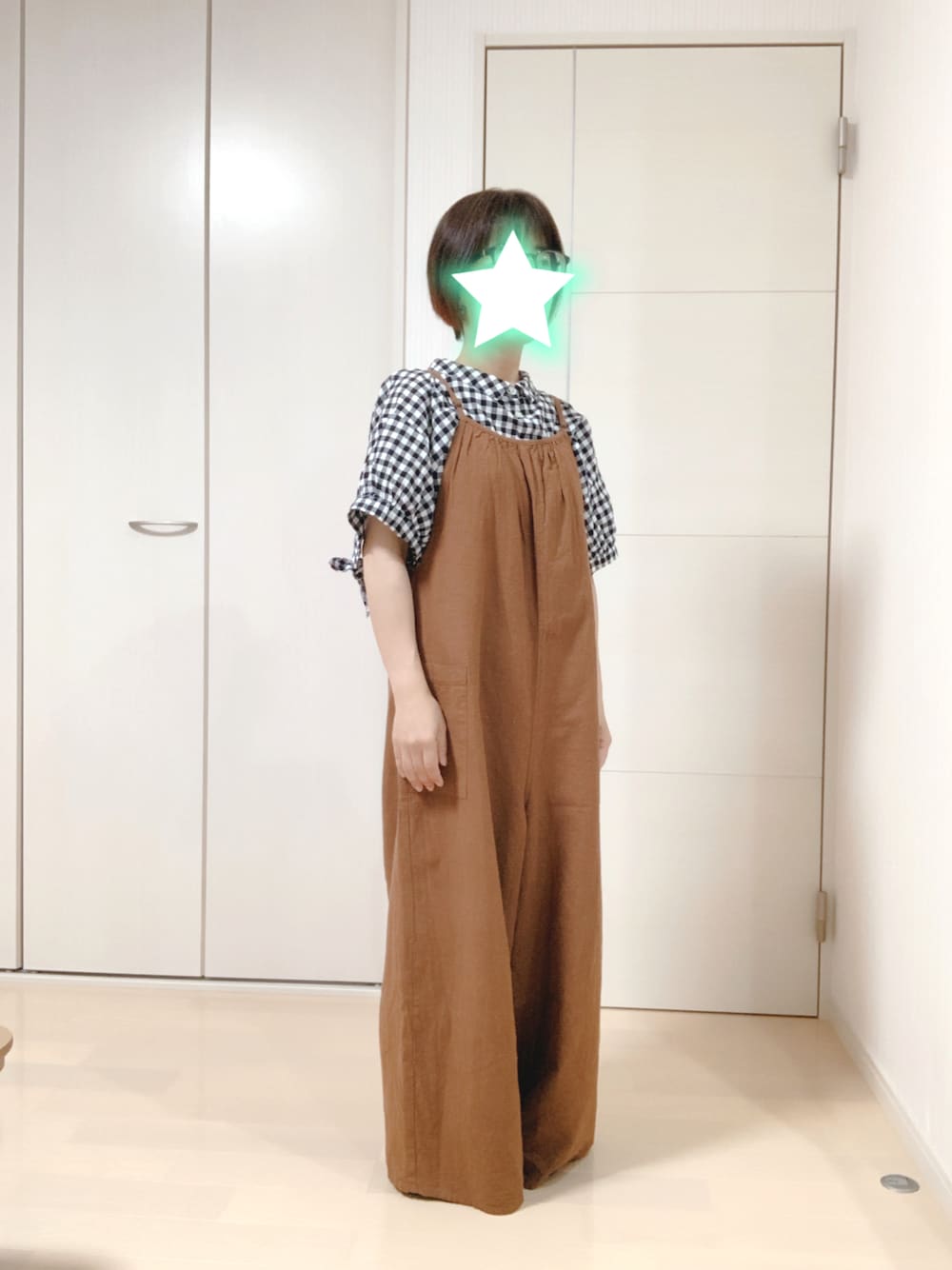 ブラウン系のサロペット/オーバーオール、ブラック系のシャツ/ブラウス、ブルー系のアナログ腕時計を着用したレディースの秋コーディネートの1枚目の写真