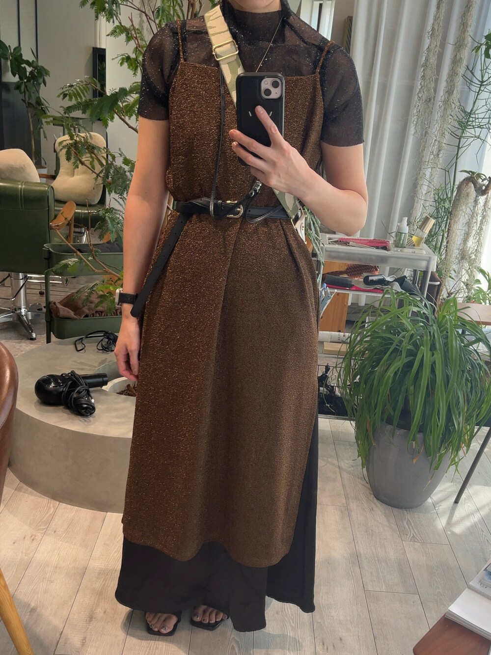 ブラウン系のワンピース、ブラック系のサンダルを着用したレディースの夏コーディネートの1枚目の写真