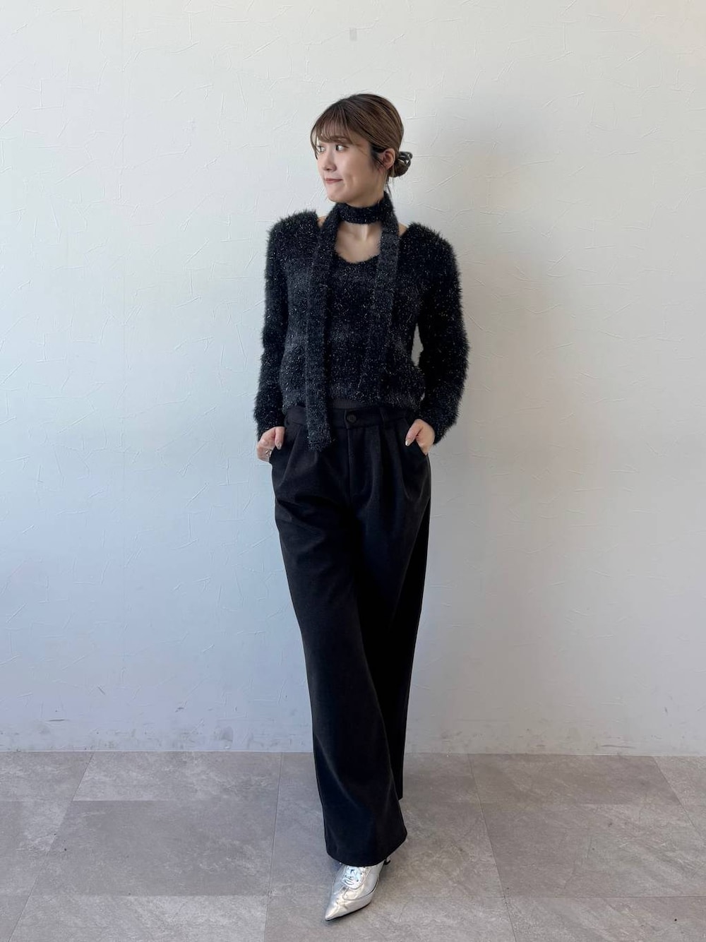「高身長、きれいめ、FOREVER 21」｜「FOREVER 21の【2024FW】スニーカーミュール（パンプス、シルバー系）」を使った、ちゃやかさん（レディース・167cm）の冬コーディネートの1枚目の写真