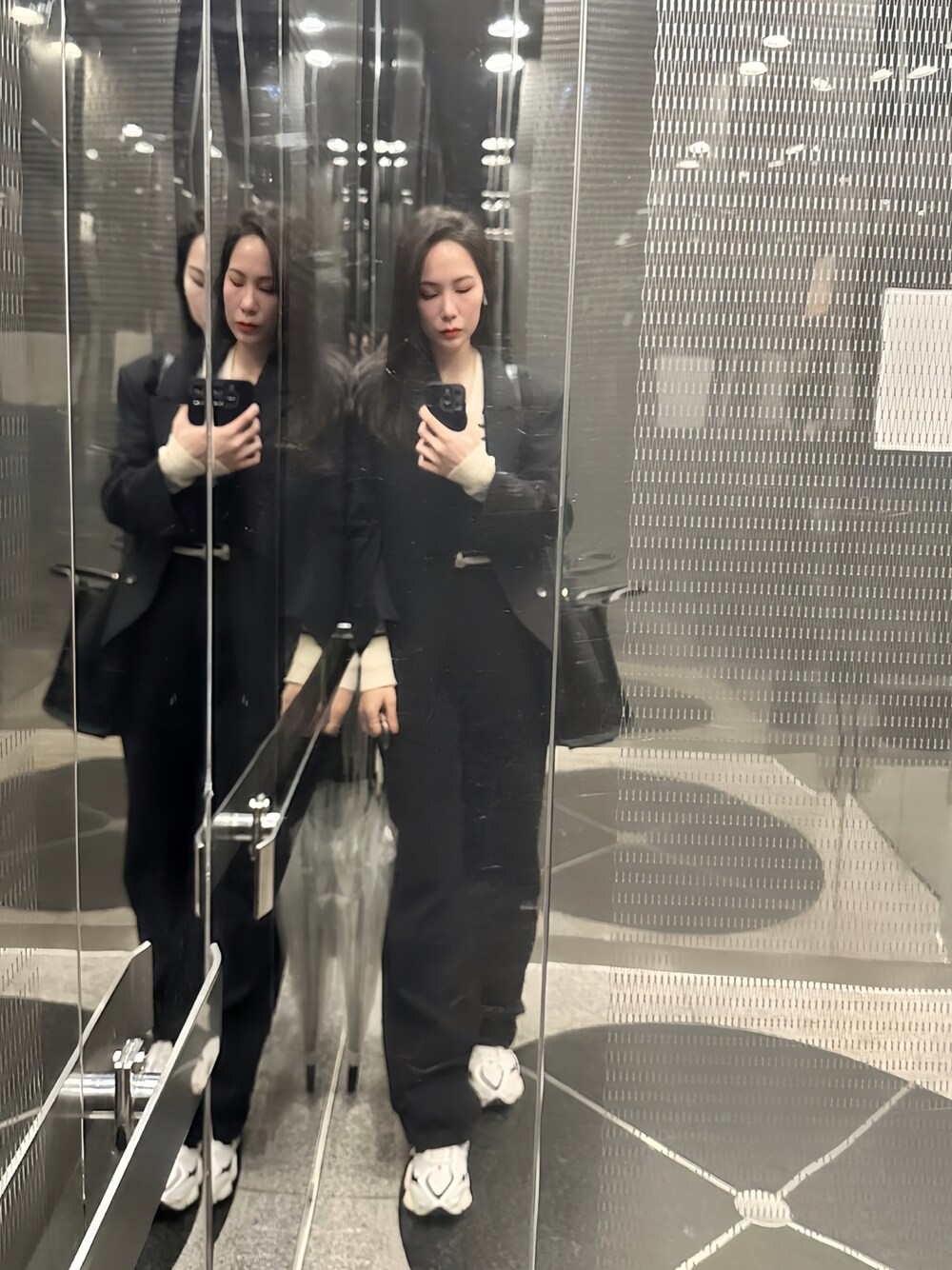 「NEW BALANCEのアイテム（スニーカー、ホワイト系）」を使った、Tingさん（レディース・167cm）の秋コーディネートの1枚目の写真