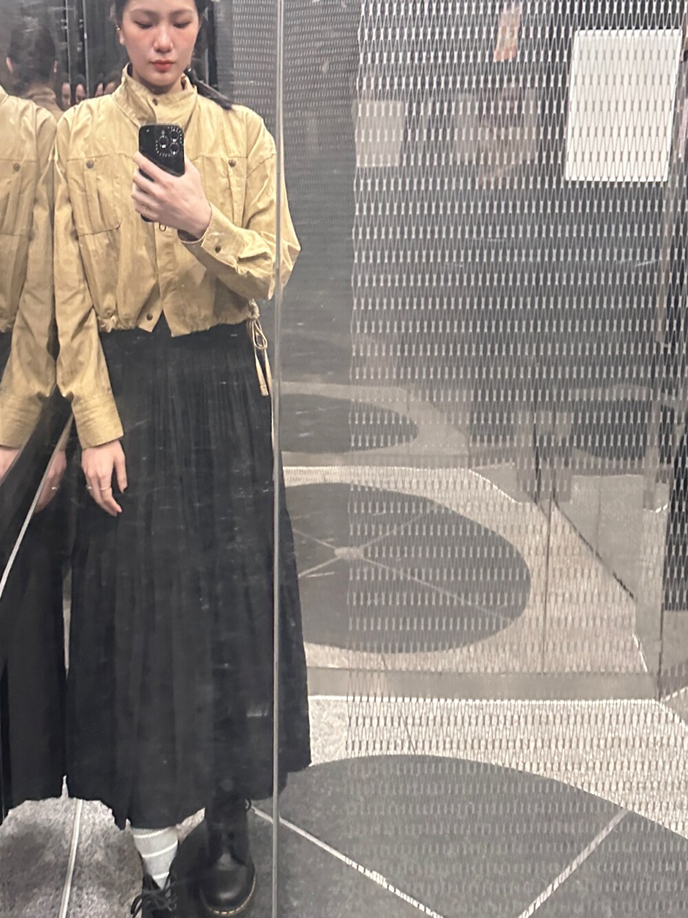 「UNIQLOのアイテム（スカート、ブラック系）」を使った、Tingさん（レディース・167cm）の冬コーディネートの1枚目の写真