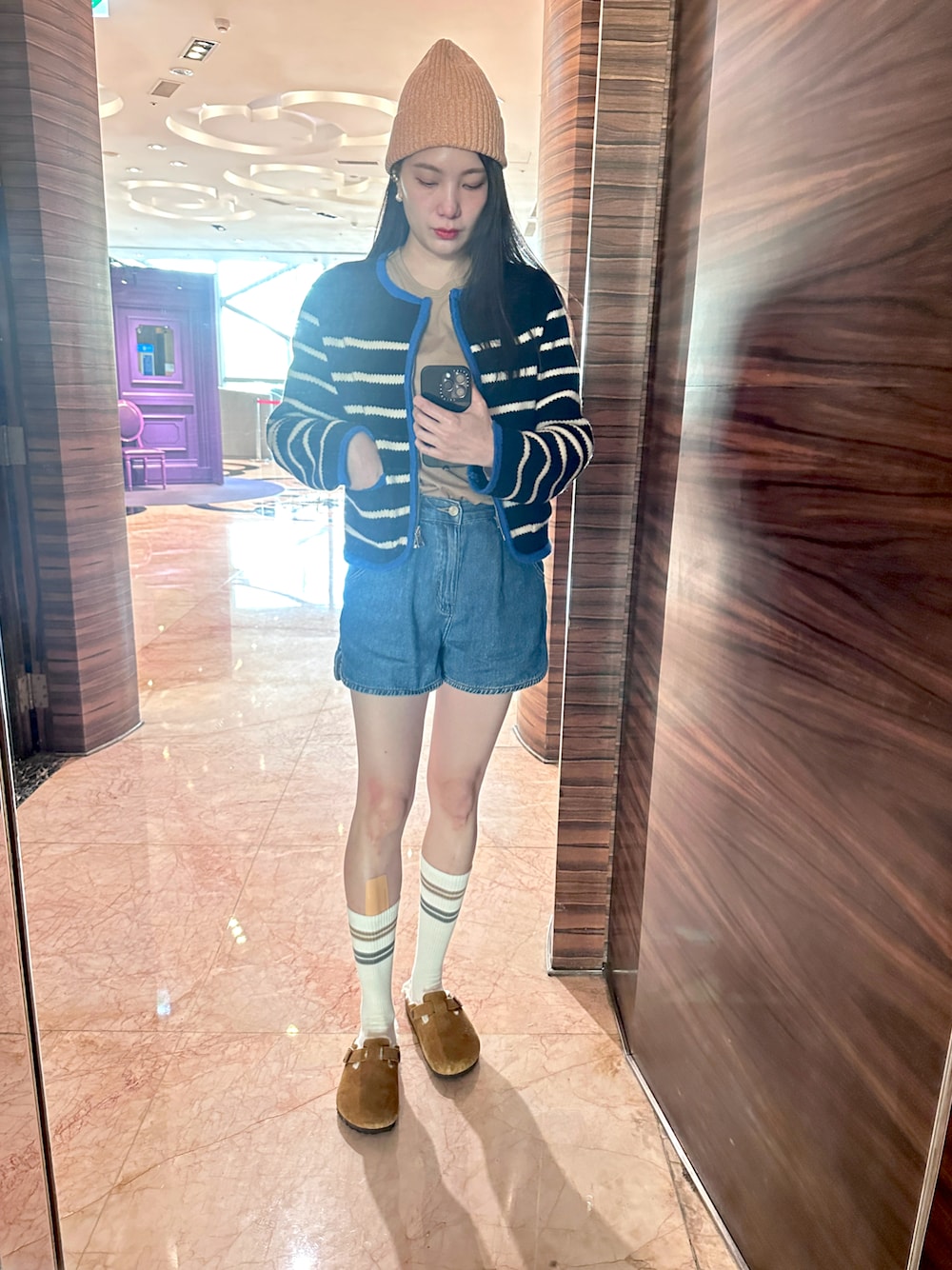 「UNIQLOのアイテム（ハット、オレンジ系）」を使った、Tingさん（レディース・167cm）の冬コーディネートの1枚目の写真
