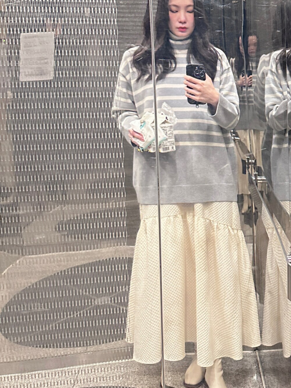 「TOMORROWLAND のアイテム（ニット/セーター、グレー系）」を使った、Tingさん（レディース・167cm）の冬コーディネートの1枚目の写真