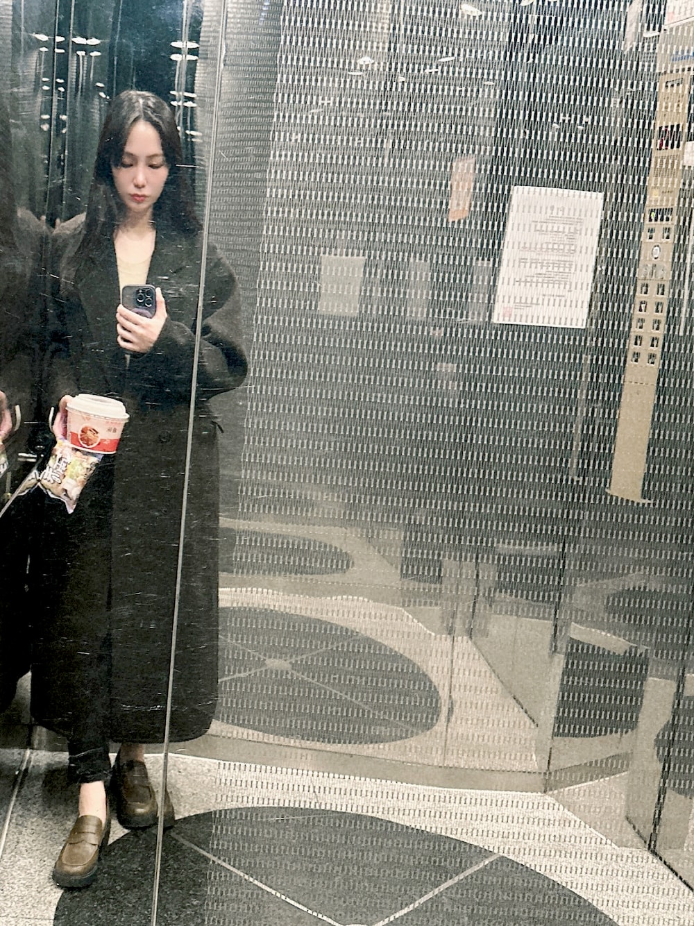 「LONG CLOTHING、long coat、wool coat」｜「CAMPERのアイテム（ローファー、ブラウン系）」を使った、Tingさん（レディース・167cm）の冬コーディネートの1枚目の写真