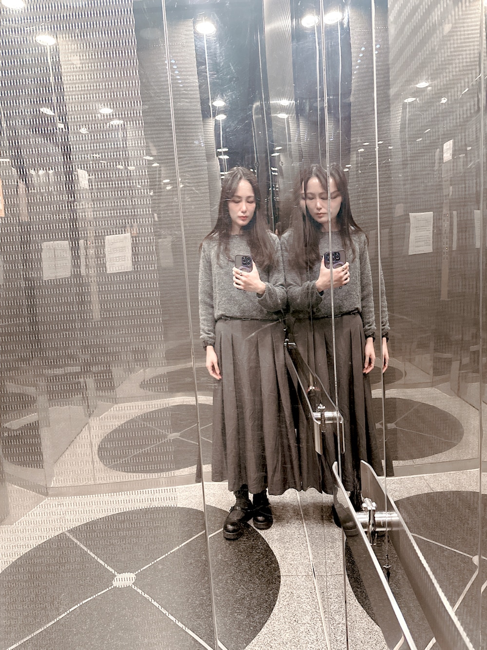「monotone、格雷系穿搭」｜「美洋のアイテム（スカート、グレー系）」を使った、Tingさん（レディース・167cm）の冬コーディネートの1枚目の写真