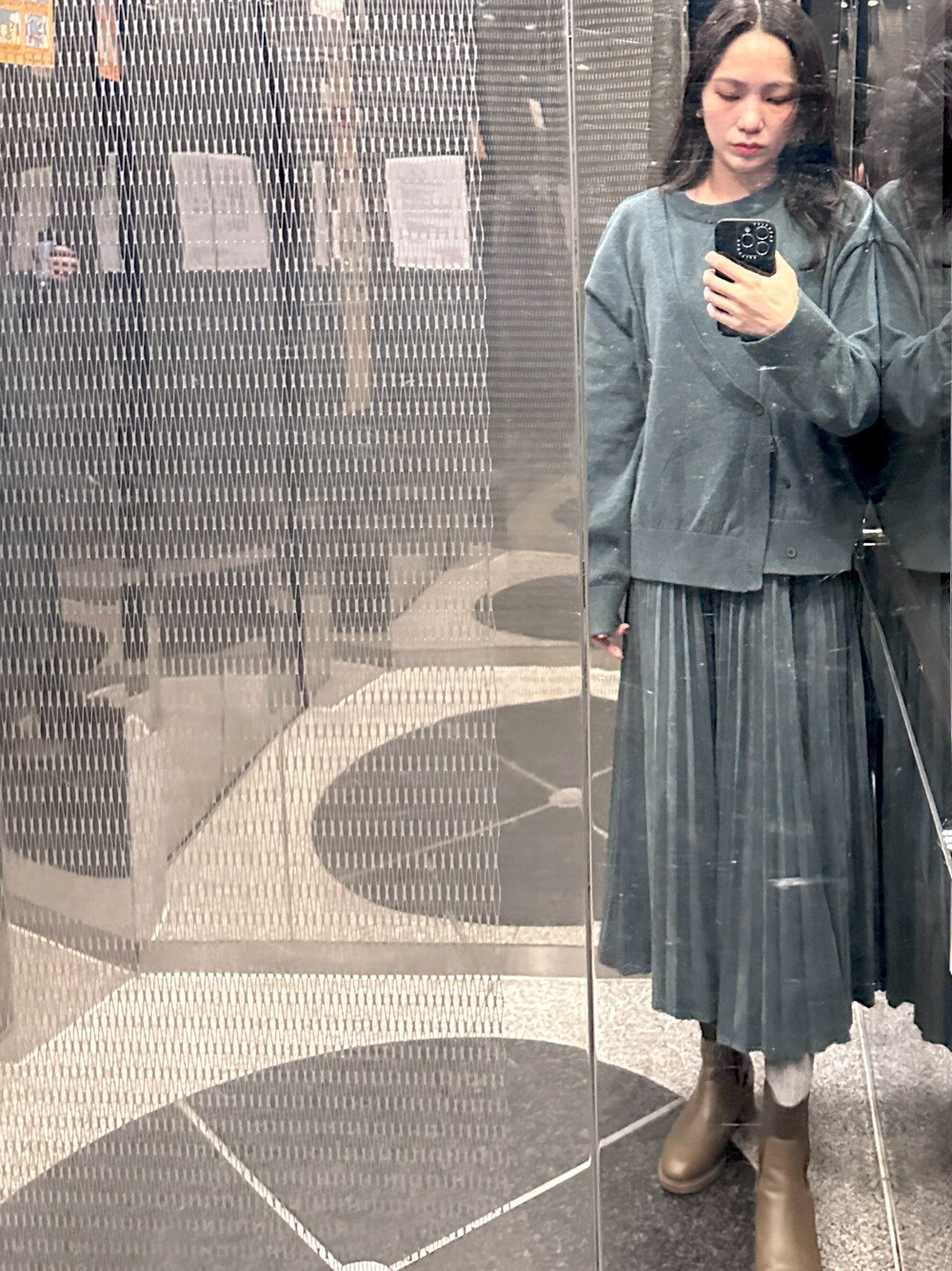 「JOANのアイテム（ブーツ、ブラウン系）」を使った、Tingさん（レディース・167cm）の冬コーディネートの1枚目の写真