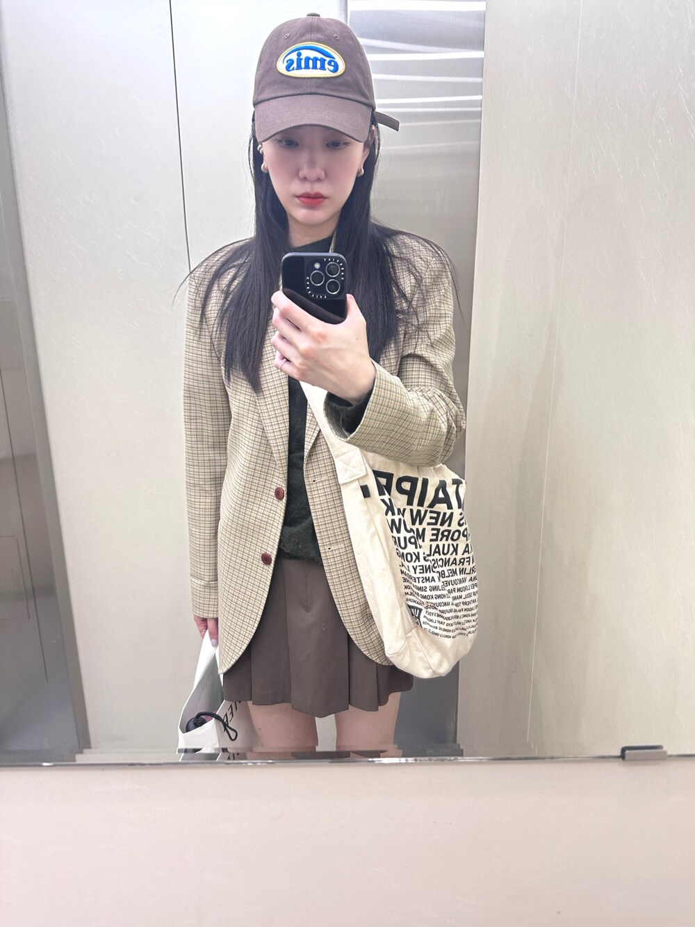 「UNIQLOのアイテム（トートバッグ、ベージュ系）」を使った、Tingさん（レディース・167cm）の春コーディネートの1枚目の写真