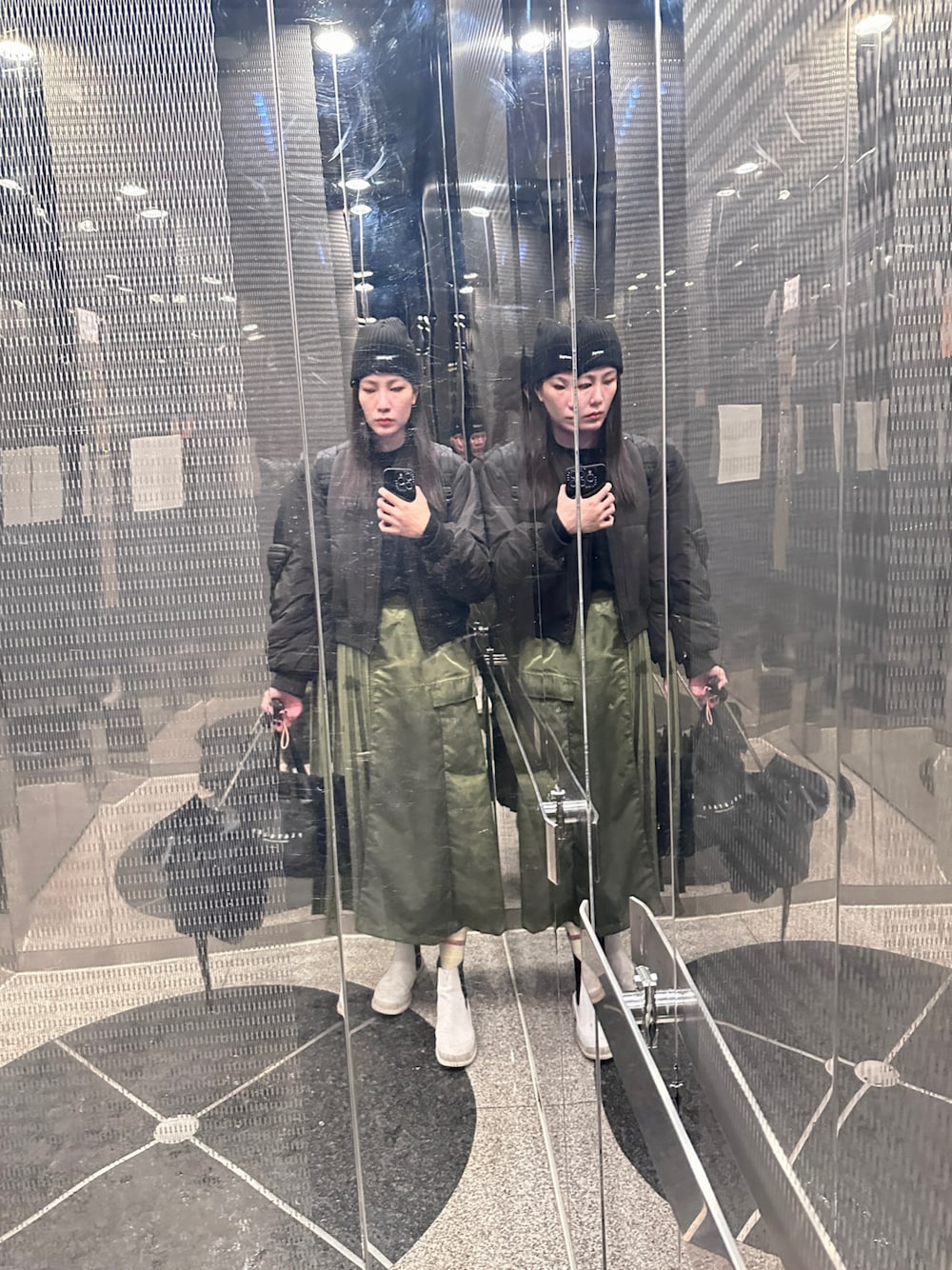 「CAMPERのアイテム（ブーツ、ホワイト系）」を使った、Tingさん（レディース・167cm）の冬コーディネートの1枚目の写真