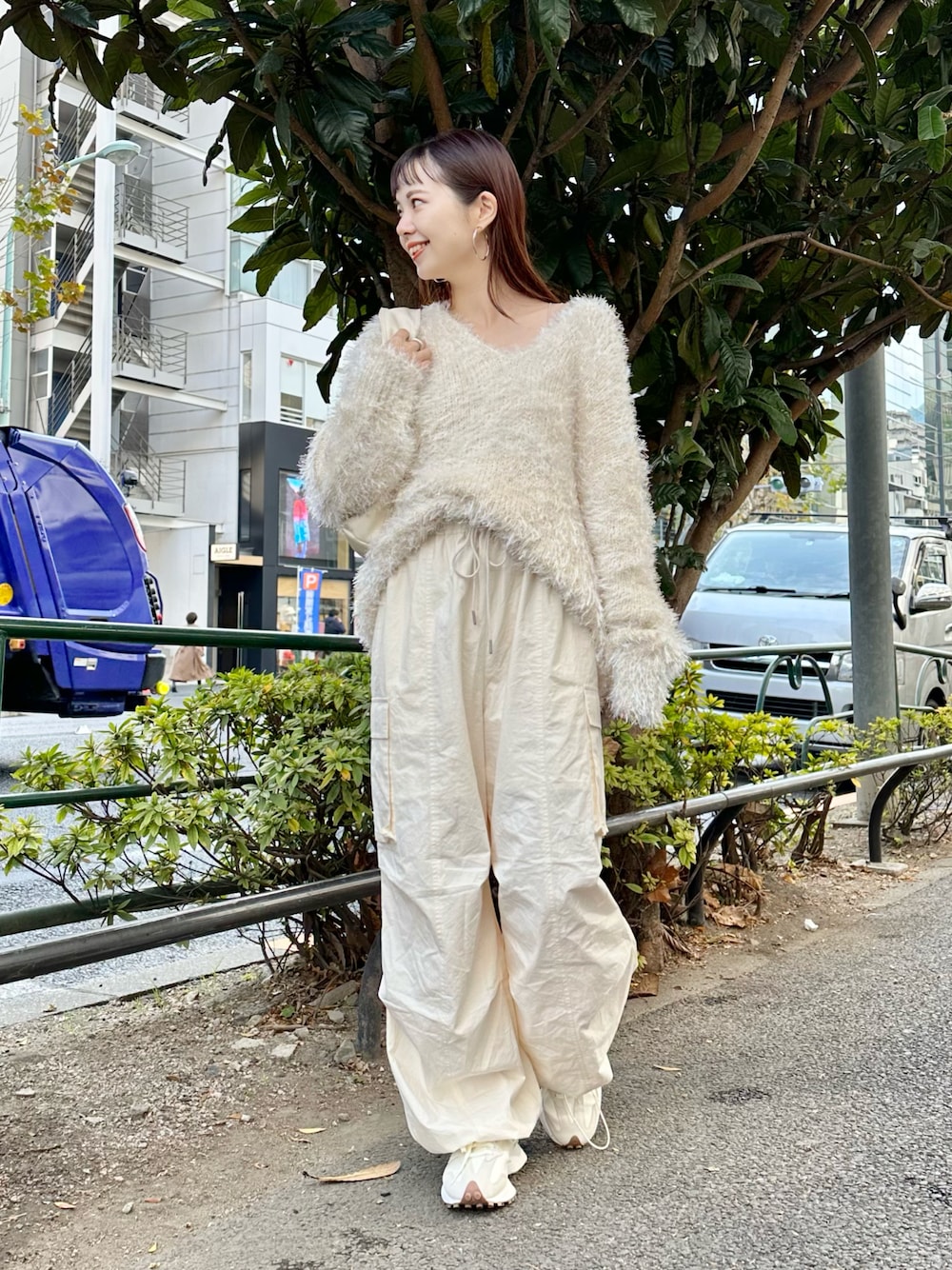 「カーゴパンツ、ほめられ本命コーデ、春服、ニット、オールホワイト、ワントーンコーデ、低身長、Kastane、スニーカー、New Balance」｜「Kastaneの【2023SSアイテム】裾ドロストカーゴパンツ（カーゴパンツ、ホワイト系）」を使った、MihoUesugiさん（レディース・154cm）の冬コーディネートの1枚目の写真