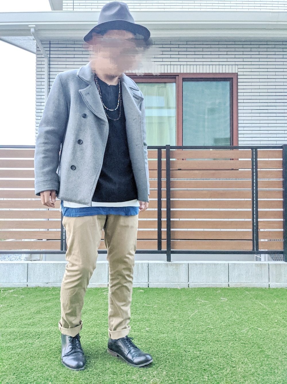 グレー系のピーコート、ブラック系のTシャツ/カットソー、ホワイト系のTシャツ/カットソーを着用したメンズの冬コーディネートの1枚目の写真