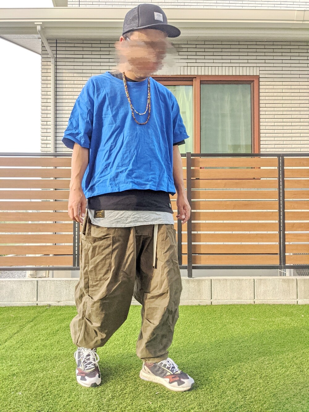 「レイヤードスタイル、キャップ、ワイトパンツ、スニーカー、夏コーデ、おしゃれさんと繋がりたい、いいね、save、フォローお願いします🤑、ゆるコーデ、カジュアル、ootd、ロング丈、カーゴパンツ」｜「KAIKOのKAIKO x FRUIT OF THE LOOM OBLONG T-SHIRT（Tシャツ/カットソー、ブルー系）」を使った、T.さん（メンズ・177cm）の夏コーディネートの1枚目の写真