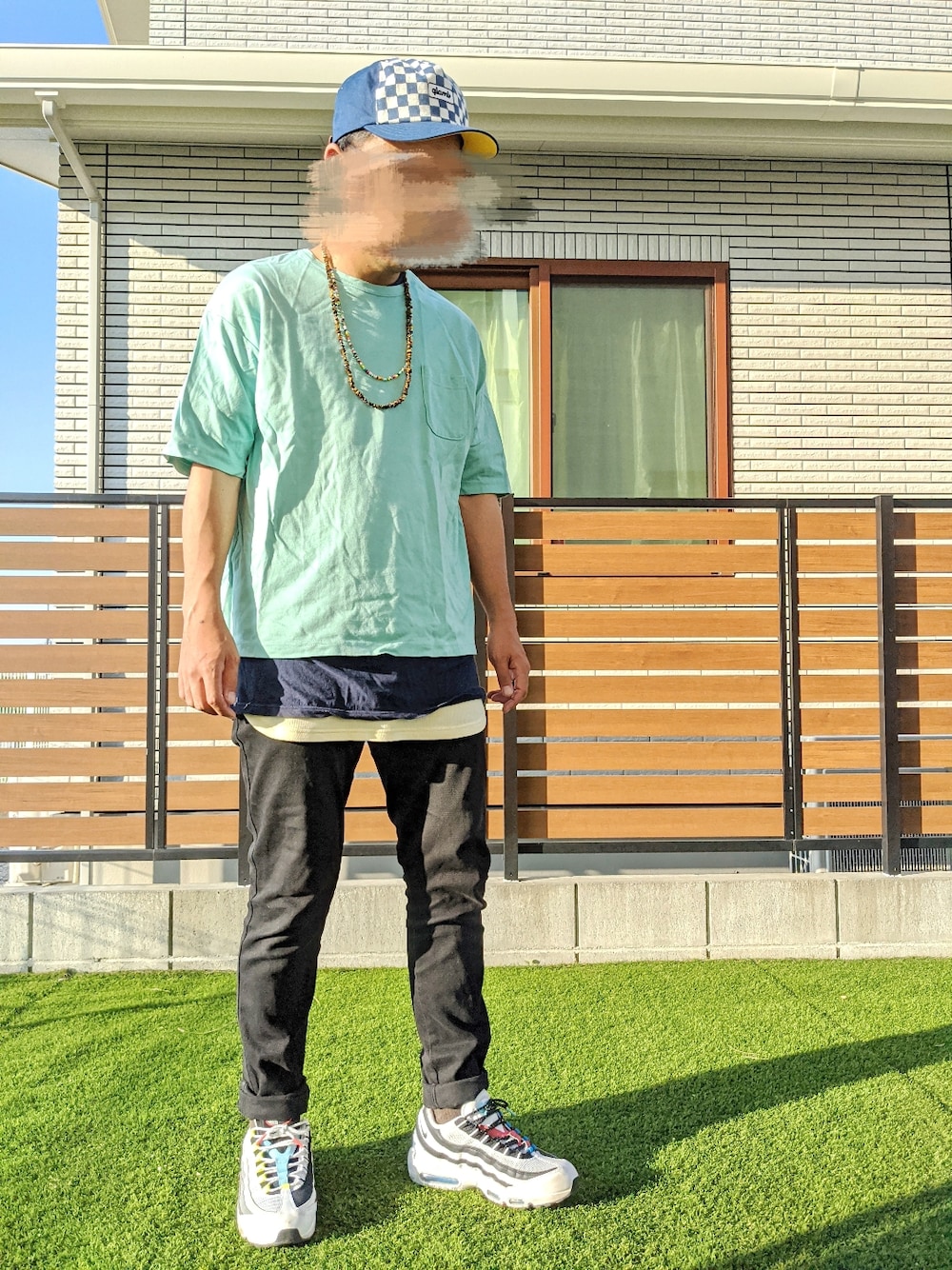 ブルー系のTシャツ/カットソー、ブルー系のTシャツ/カットソー、イエロー系のタンクトップを着用したメンズの春コーディネートの1枚目の写真