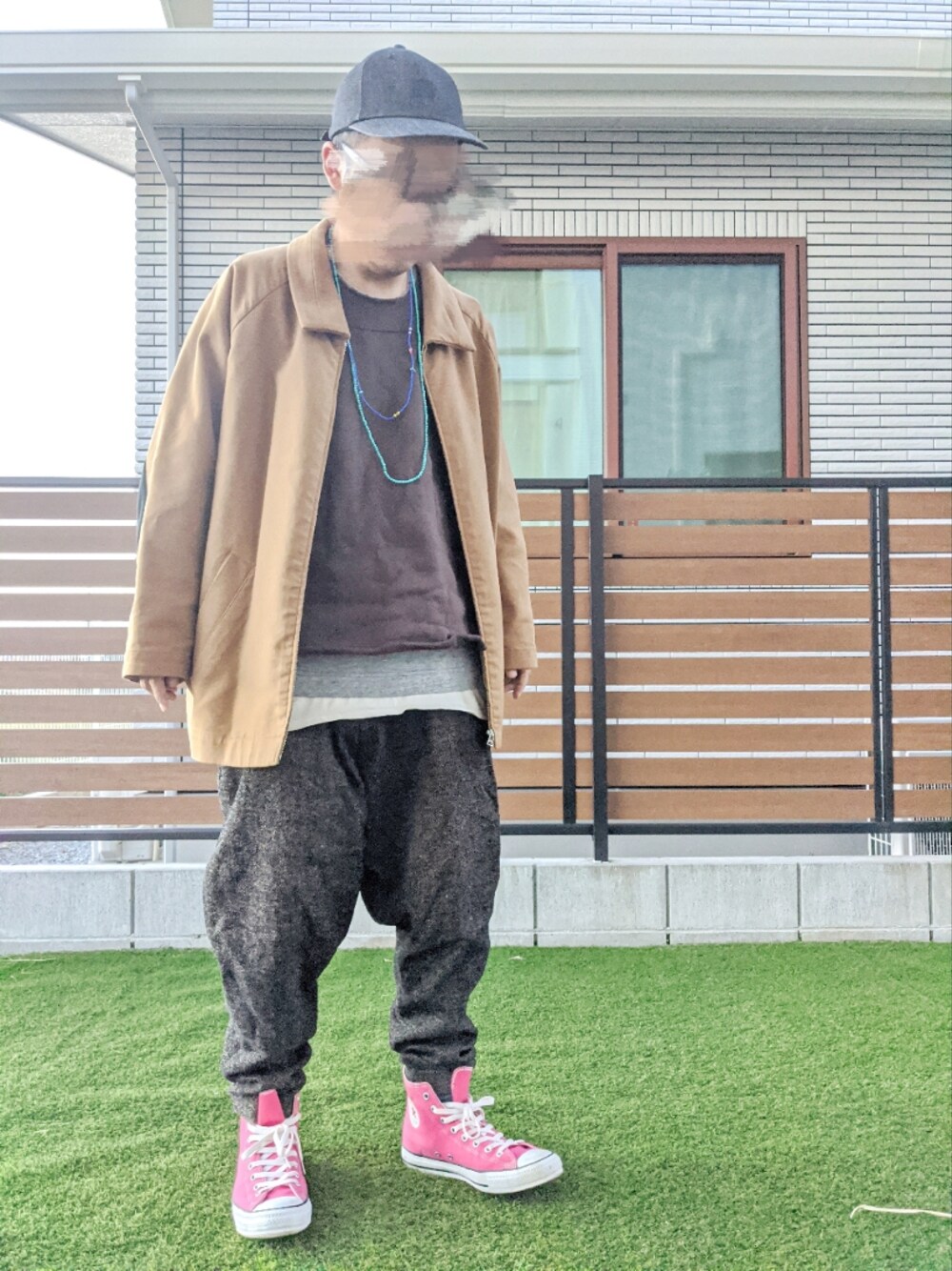 「レイヤードスタイル、ブルゾン、スウェット、ワイドパンツ、キャップ、冬コーデ、休日スタイル、おしゃれさんと繋がりたい、スニーカー、オトナカジュアル、ブラウン、ブラウンコーデ、ゆるコーデ、スニーカーコーデ」｜「my beautiful landletの【my beautiful landlet】 double cloth cotton blouson（ブルゾン、イエロー系）」を使った、T.さん（メンズ・177cm）の冬コーディネートの1枚目の写真