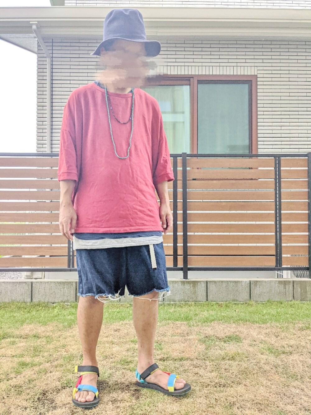 レッド系のTシャツ/カットソー、グレー系のタンクトップ、ブルー系のTシャツ/カットソーを着用したメンズの夏コーディネートの1枚目の写真
