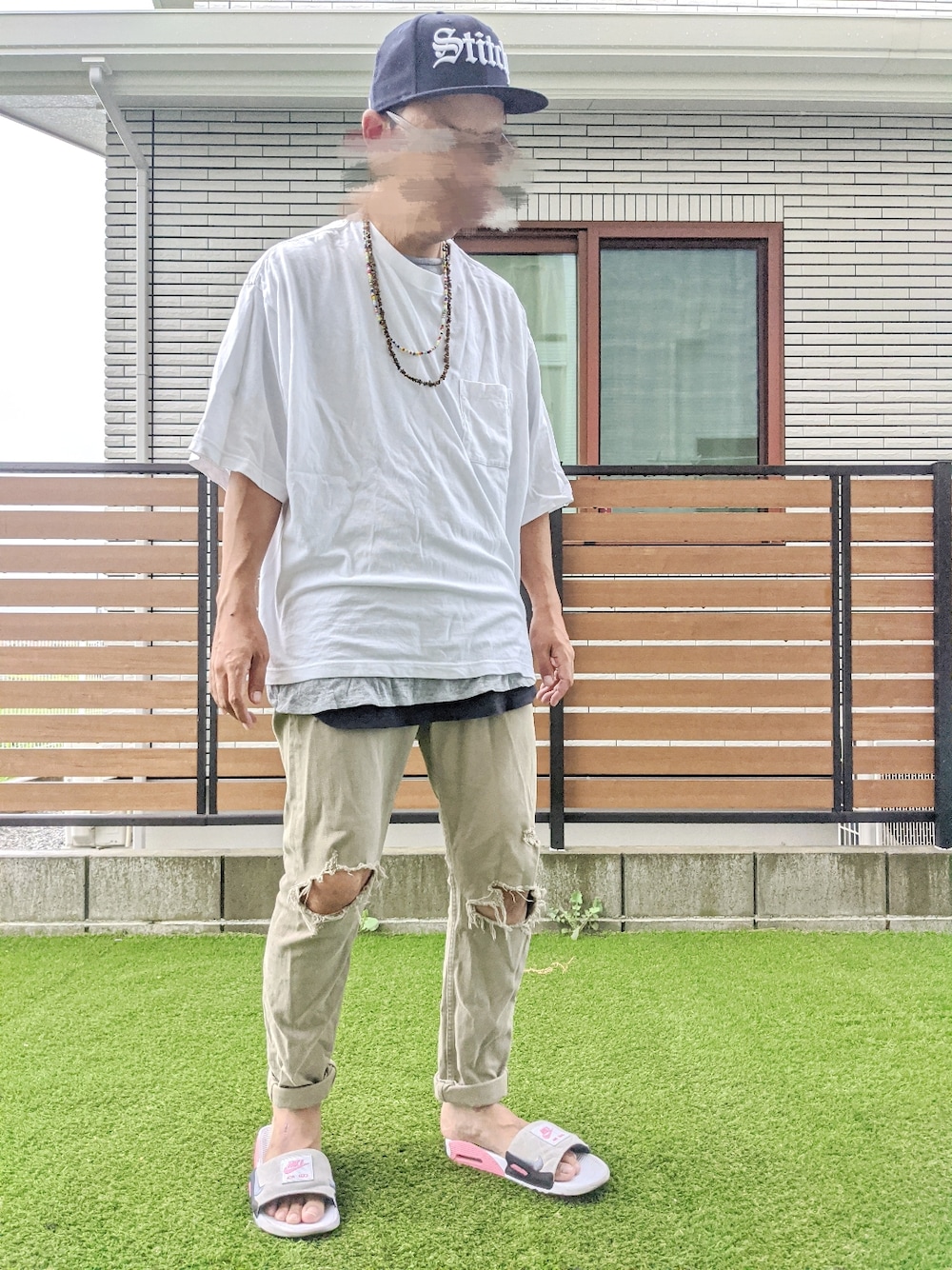 ホワイト系のTシャツ/カットソー、グレー系のTシャツ/カットソー、ブラック系のタンクトップを着用したメンズの夏コーディネートの1枚目の写真