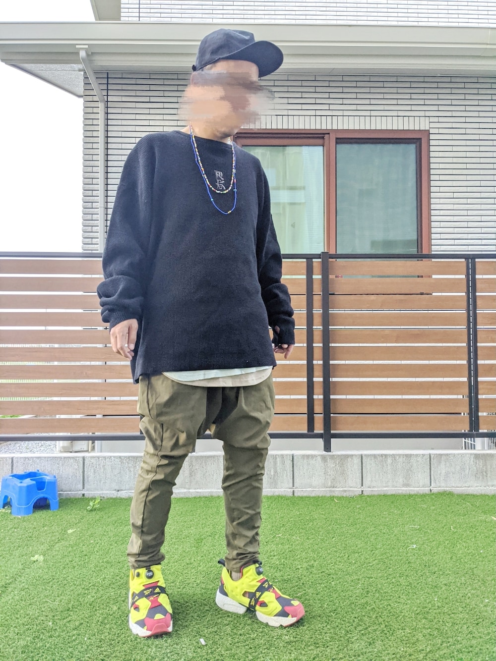 「レイヤードスタイル、ニット、キャップ、サルエルパンツ、スニーカー、ポンプフューリー、春コーデ、おしゃれさんと繋がりたい、いいね、save、フォローお願いします🤑、オトナカジュアル、ロング丈、ootd、カジュアル」｜「WEGOのWEGO/ワッフルラウンドカットソー（Tシャツ/カットソー、ブルー系）」を使った、T.さん（メンズ・177cm）の春コーディネートの1枚目の写真