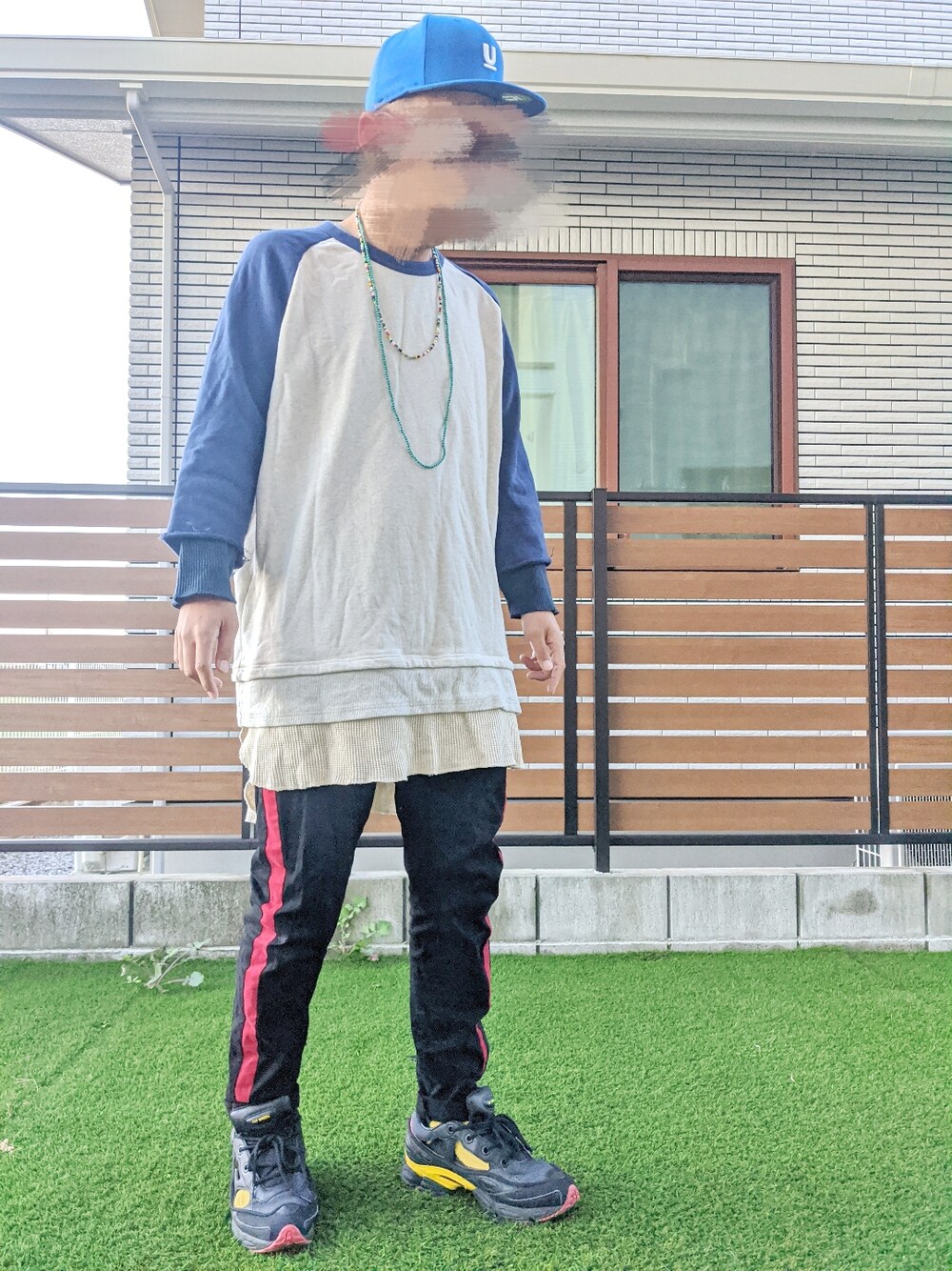 ブルー系のスウェット、ブラック系のその他パンツ、ブラック系のスニーカーを着用したメンズの秋コーディネートの1枚目の写真