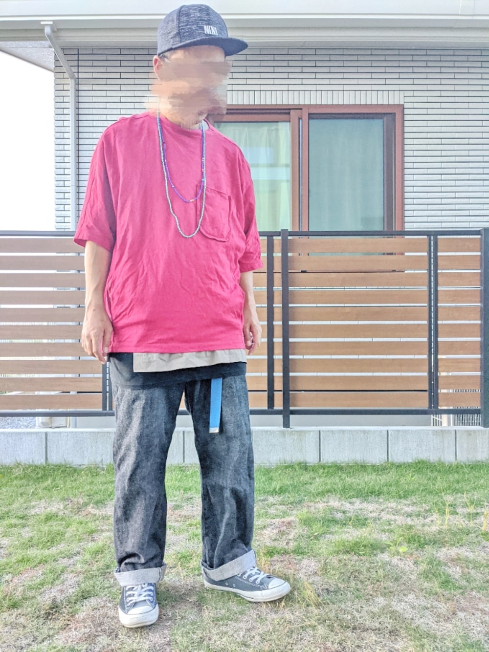 「レイヤードスタイル、キャップ、ビッグT、ビッグシルエット、デニムパンツ、ワイドデニム、スニーカー、コンバース、赤、おしゃれさんと繋がりたい、休日スタイル、大人カジュアル、ゆるコーデ、ロング丈」｜「my beautiful landletの【my beautiful landlet】 cotton raglan T-shit（Tシャツ/カットソー、レッド系）」を使った、T.さん（メンズ・177cm）の秋コーディネートの1枚目の写真